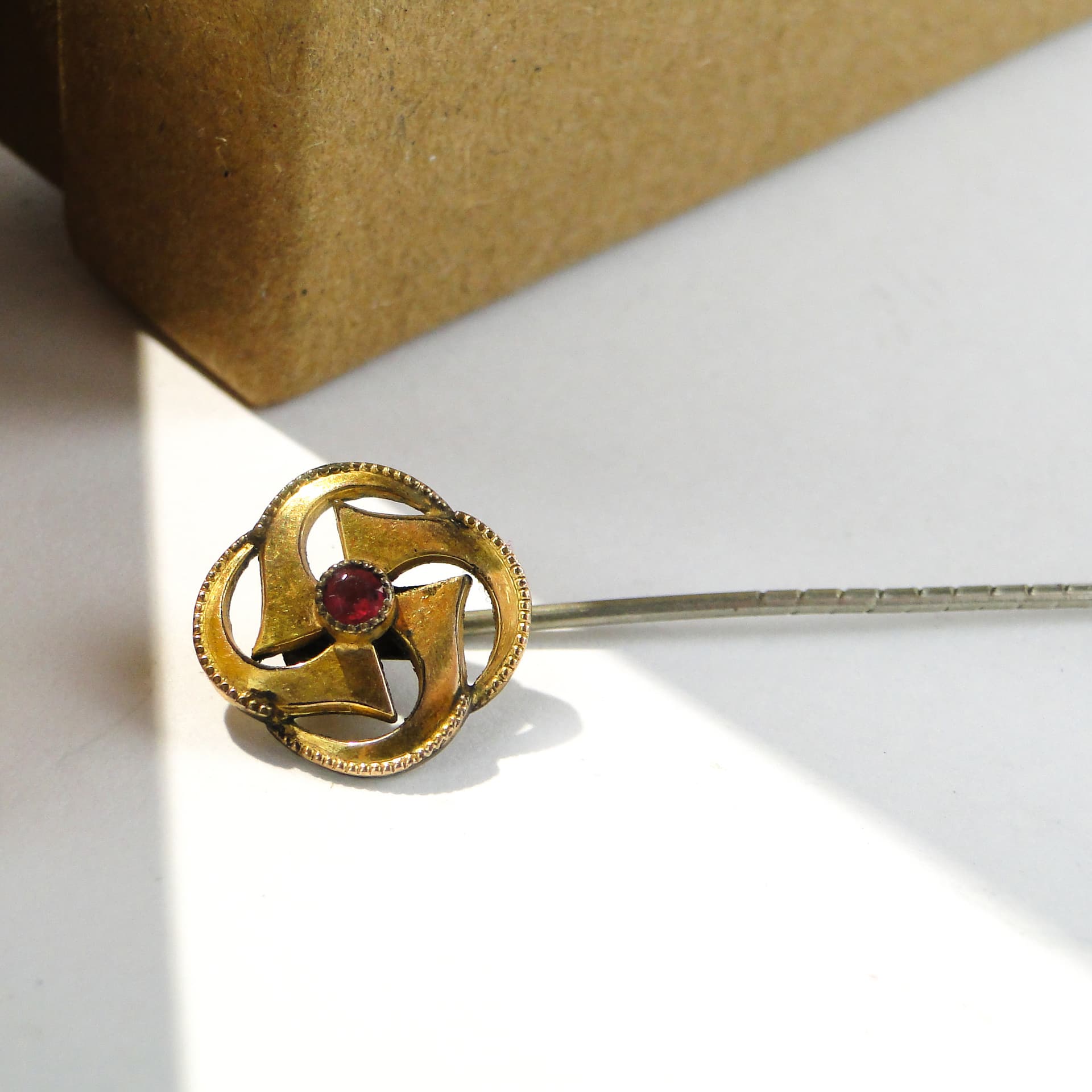 Szpilka dekoracyjna, Art Nouveau, złocony mosiądz złoty, kamień czerwony, Europa, początek XX w. - 159000