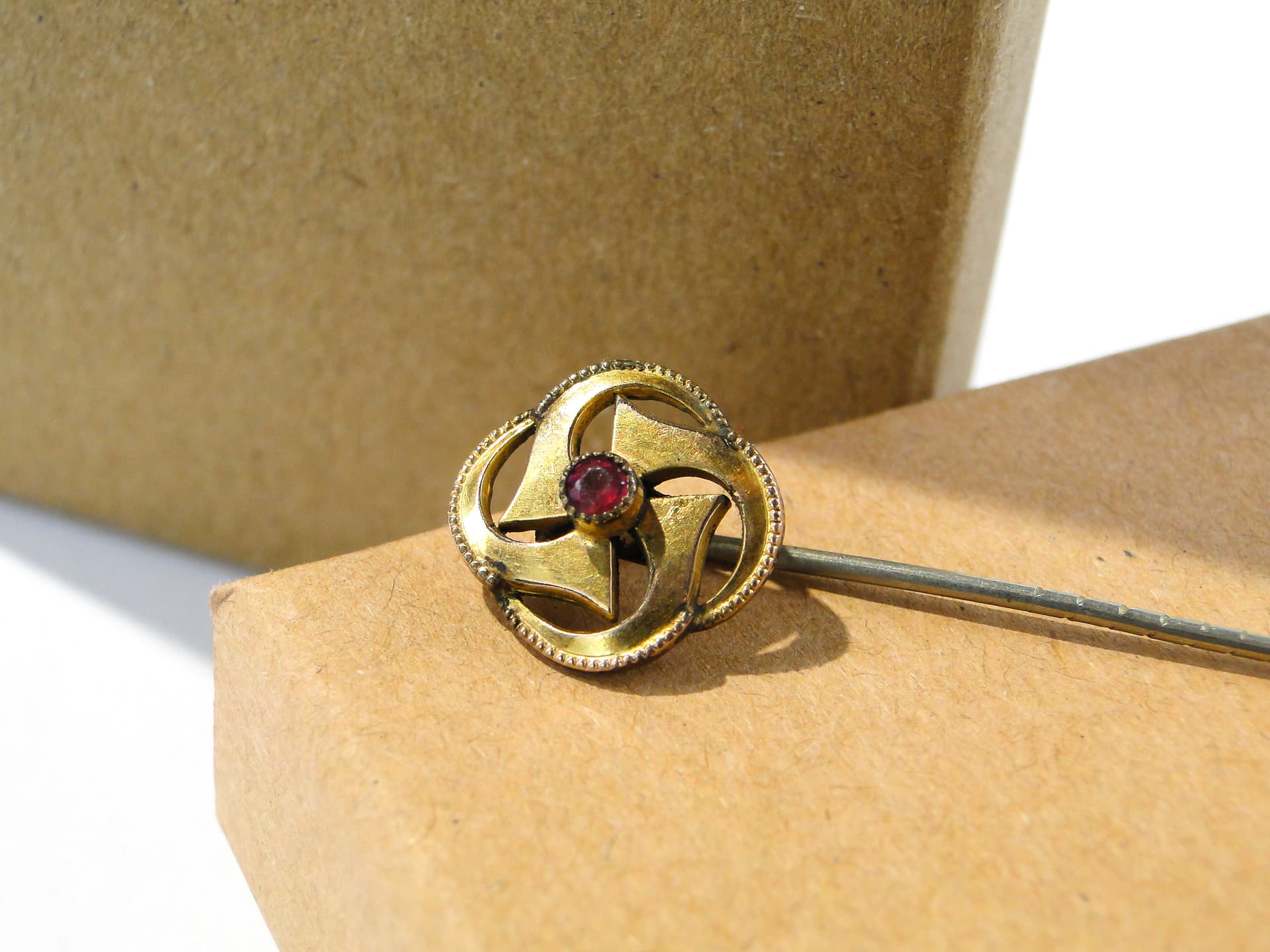 Szpilka dekoracyjna, Art Nouveau, złocony mosiądz złoty, kamień czerwony, Europa, początek XX w. - 159003