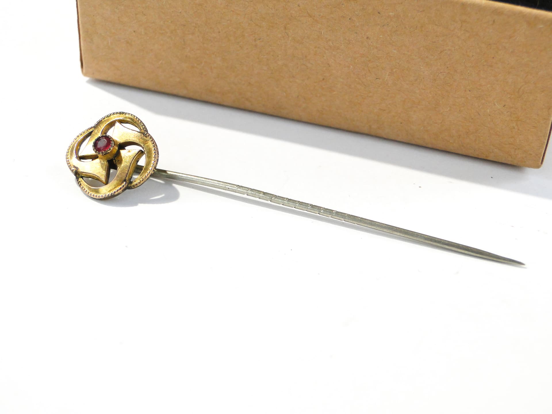 Szpilka dekoracyjna, Art Nouveau, złocony mosiądz złoty, kamień czerwony, Europa, początek XX w. - 158999