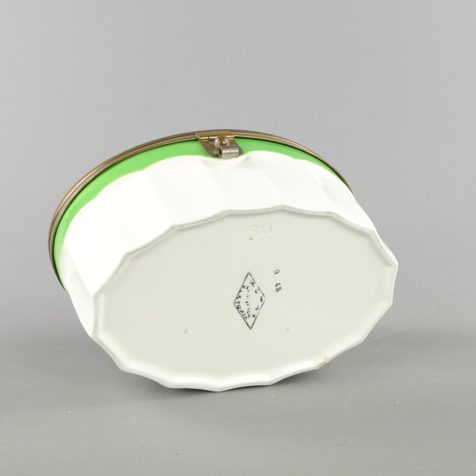 Ceramiczny pojemnik z mosiężnymi okuciami - 159110