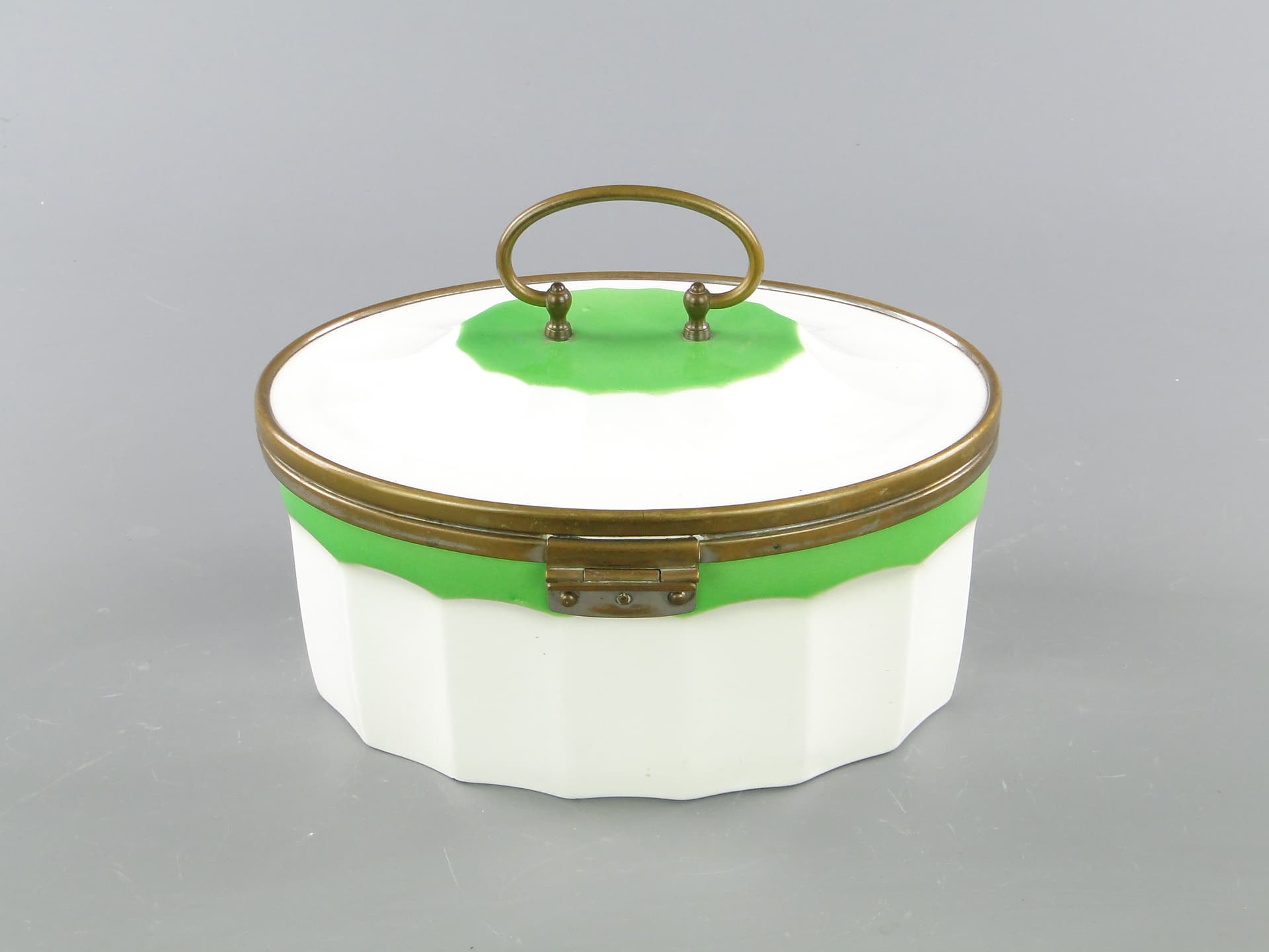 Ceramiczny pojemnik z mosiężnymi okuciami - 159123