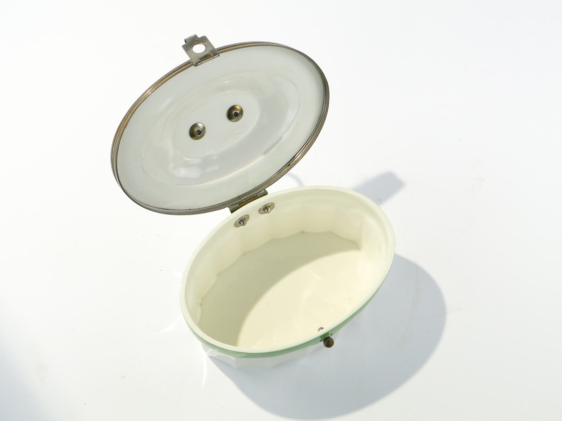 Ceramiczny pojemnik z mosiężnymi okuciami - 159121