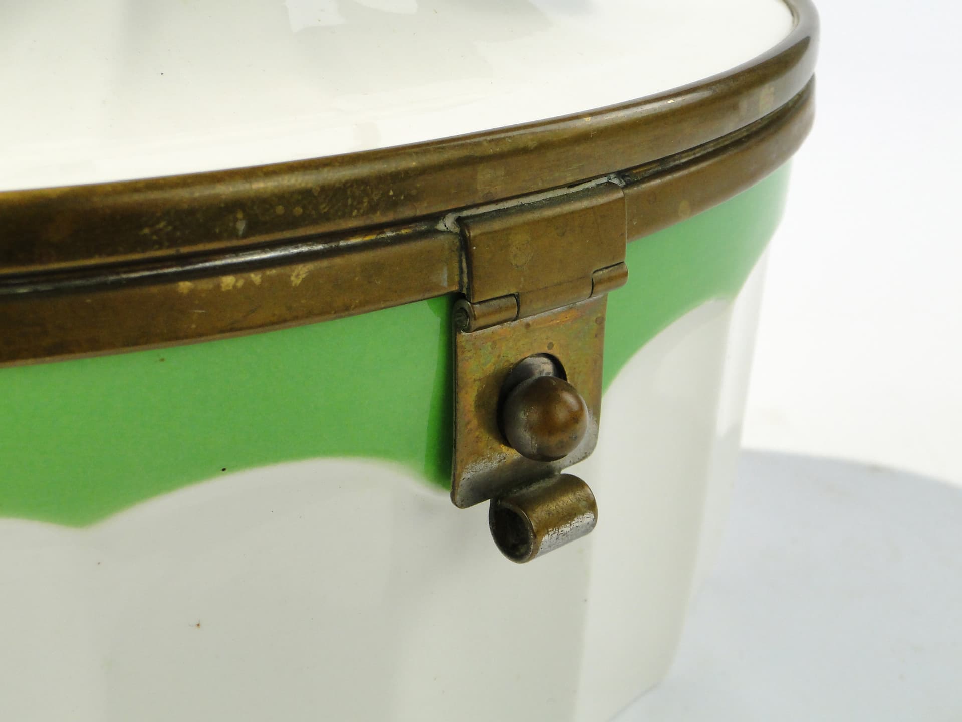 Ceramiczny pojemnik z mosiężnymi okuciami - 159115