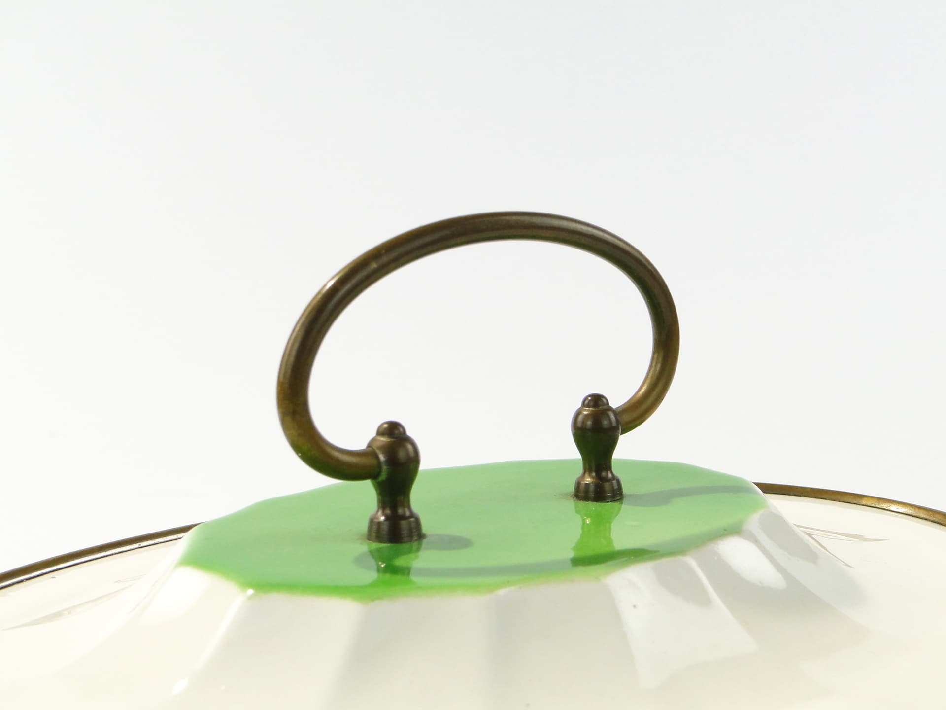 Ceramiczny pojemnik z mosiężnymi okuciami - 159113