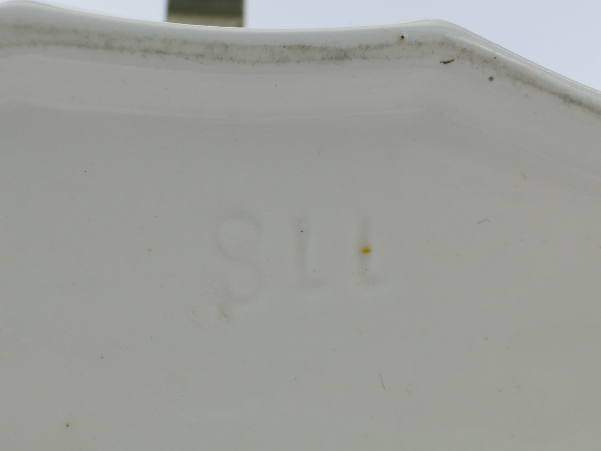 Ceramiczny pojemnik z mosiężnymi okuciami - 159119