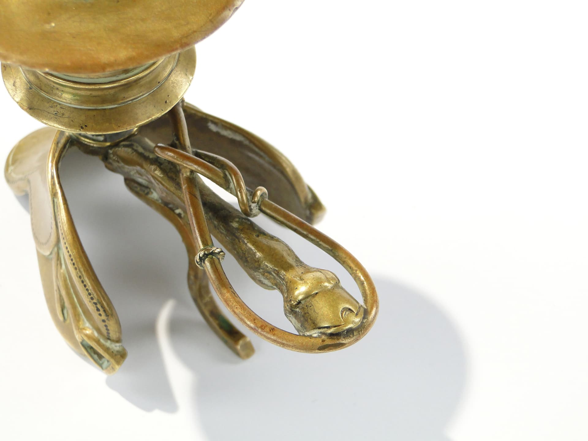 Secesyjny kaganek z brązu z motywem jeździeckim 1910 - 159514