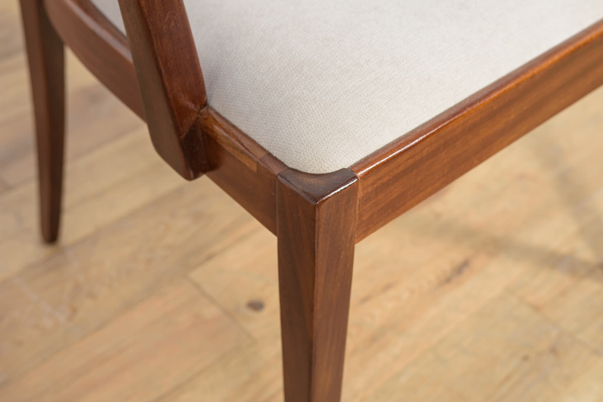 Komplet sześciu krzeseł i dwóch foteli, teak, kremowy, proj. L. Dandy, G-Plan, Wielka Brytania, lata 60. - 159594