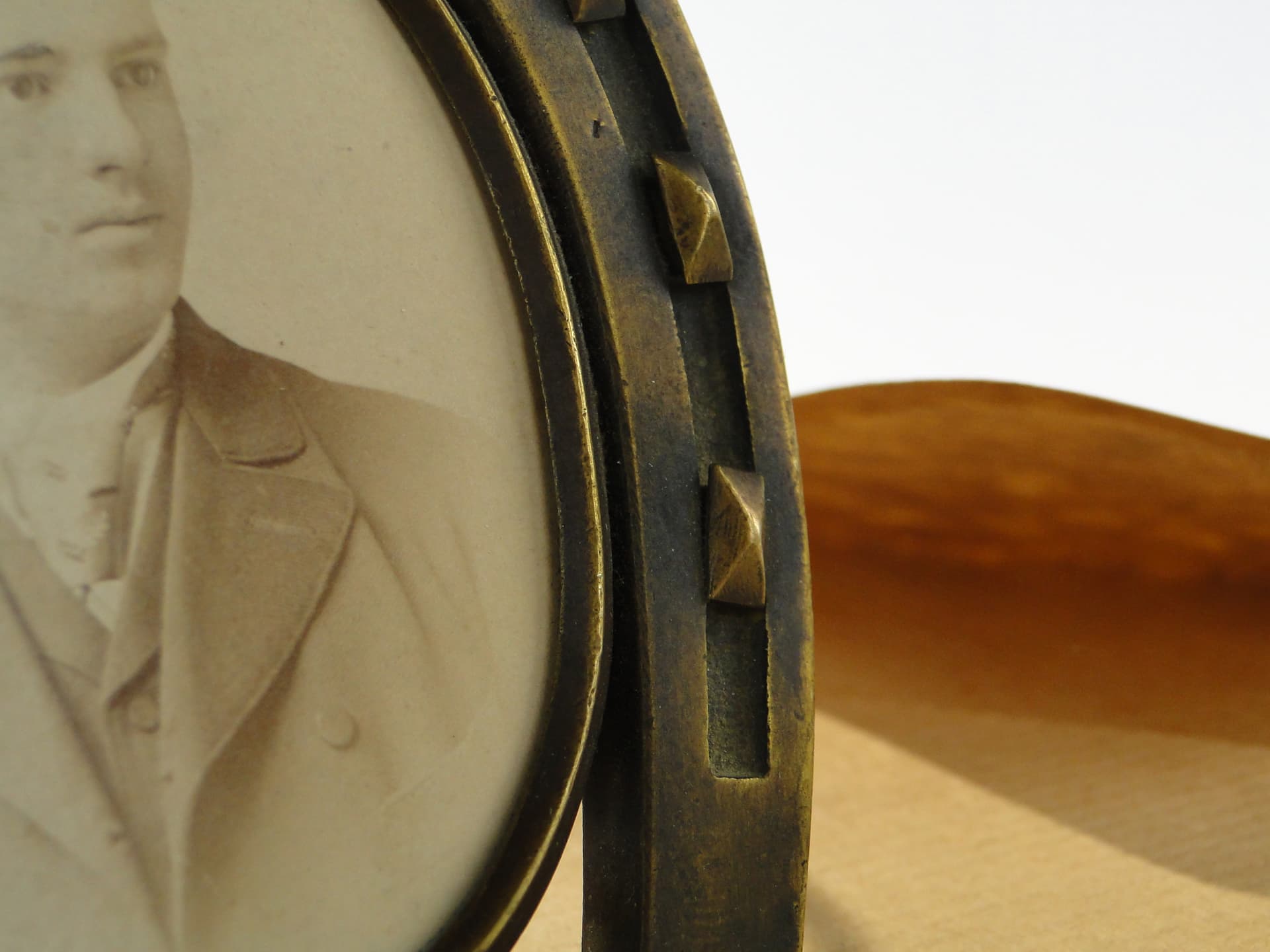 Standing picture frame Horseshoe, dark brown, bronze, Austria, early 20th c. - 159610