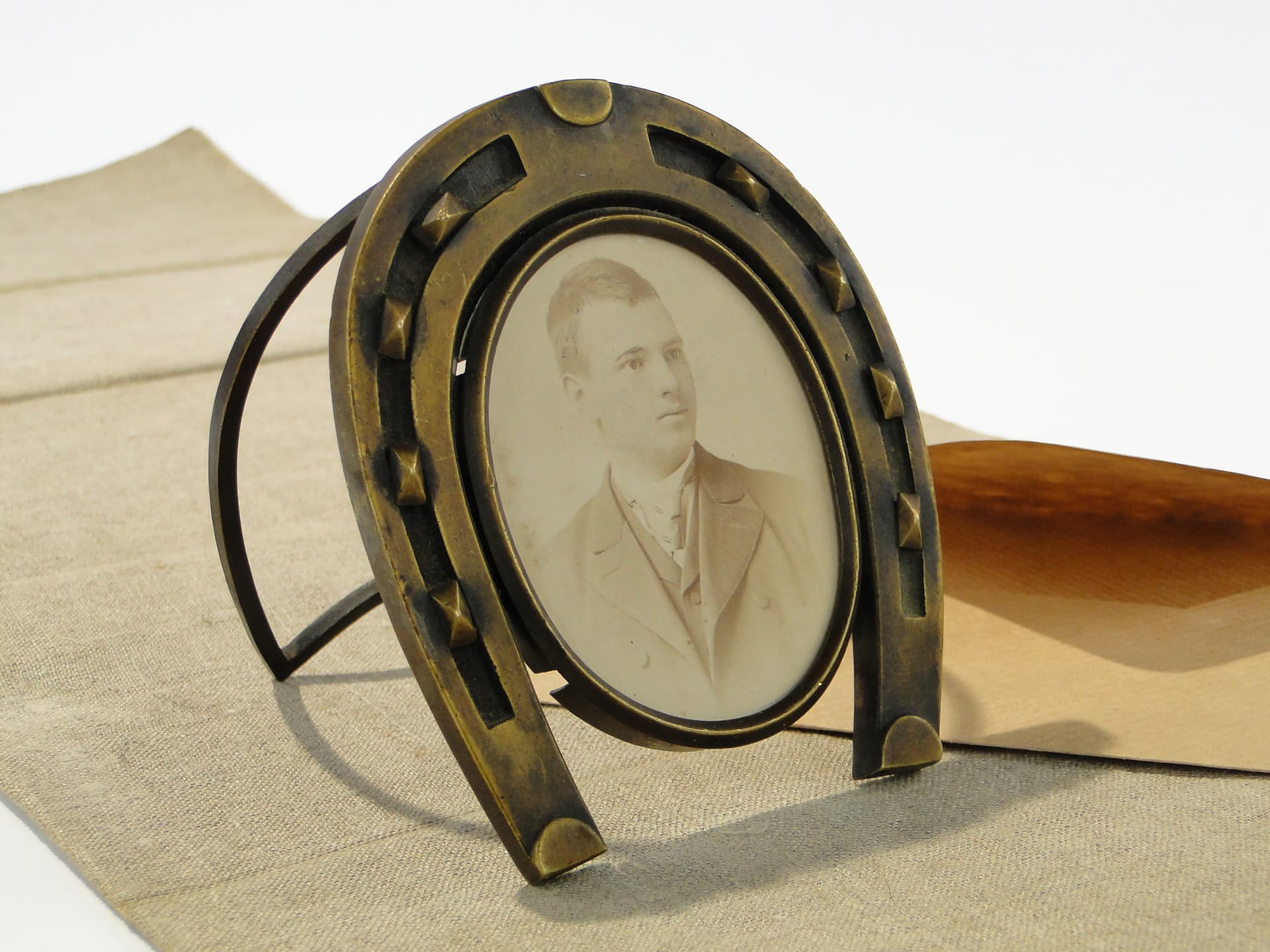 Standing picture frame Horseshoe, dark brown, bronze, Austria, early 20th c. - 159606