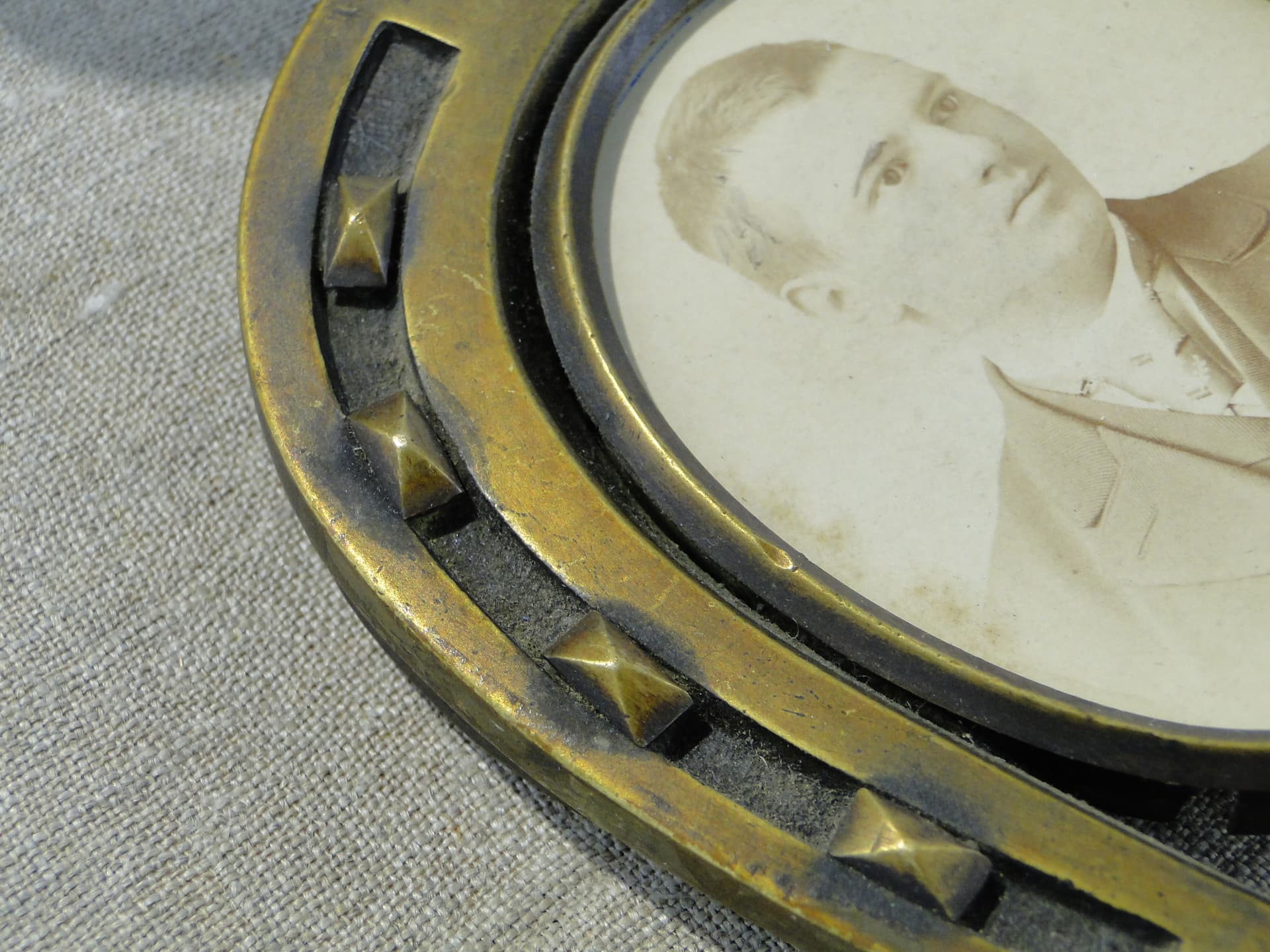 Standing picture frame Horseshoe, dark brown, bronze, Austria, early 20th c. - 159611