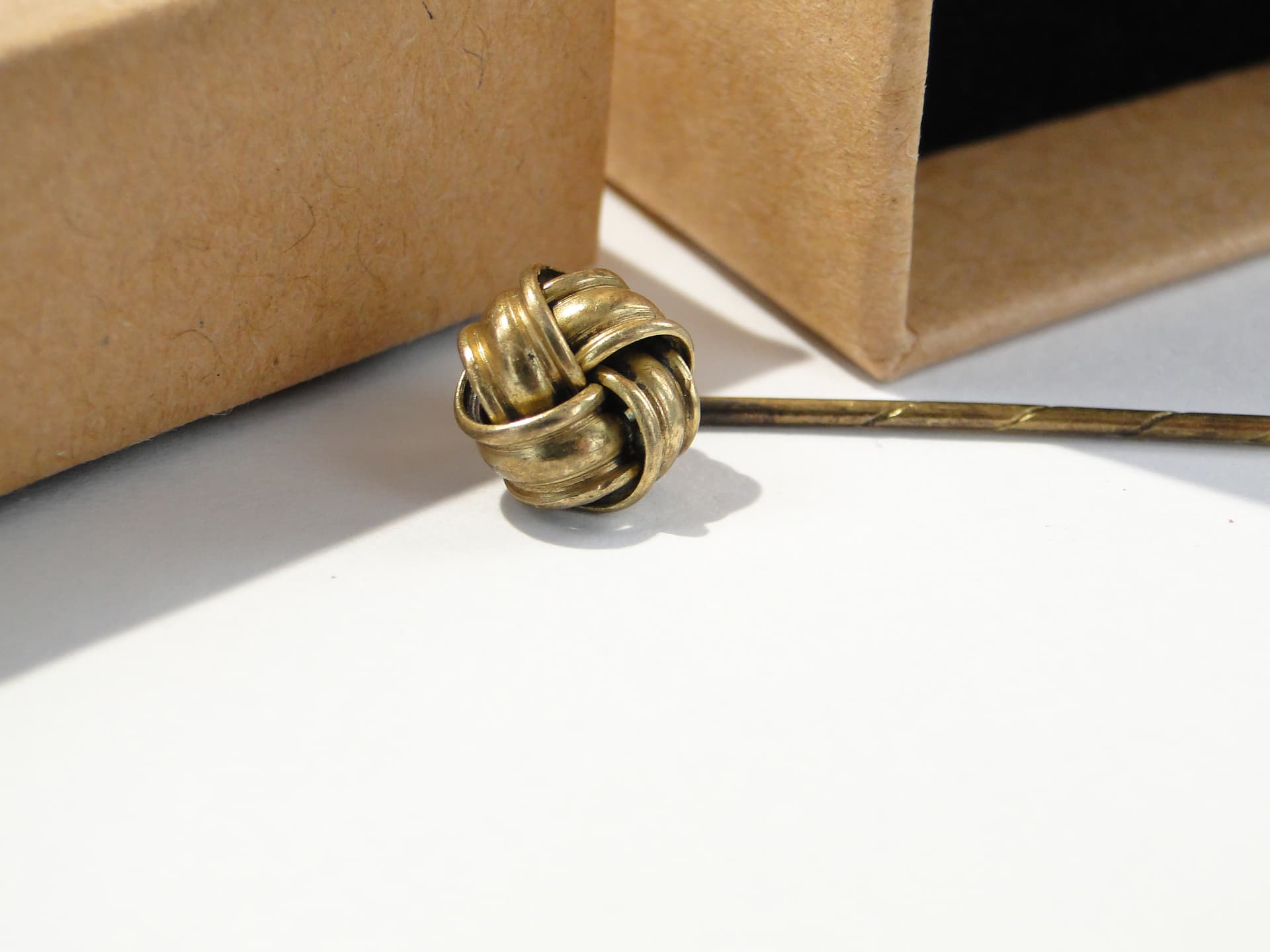 Szpilka dekoracyjna Art Nouveau, mosiądz złocony, Europa, początek XX w. - 159649