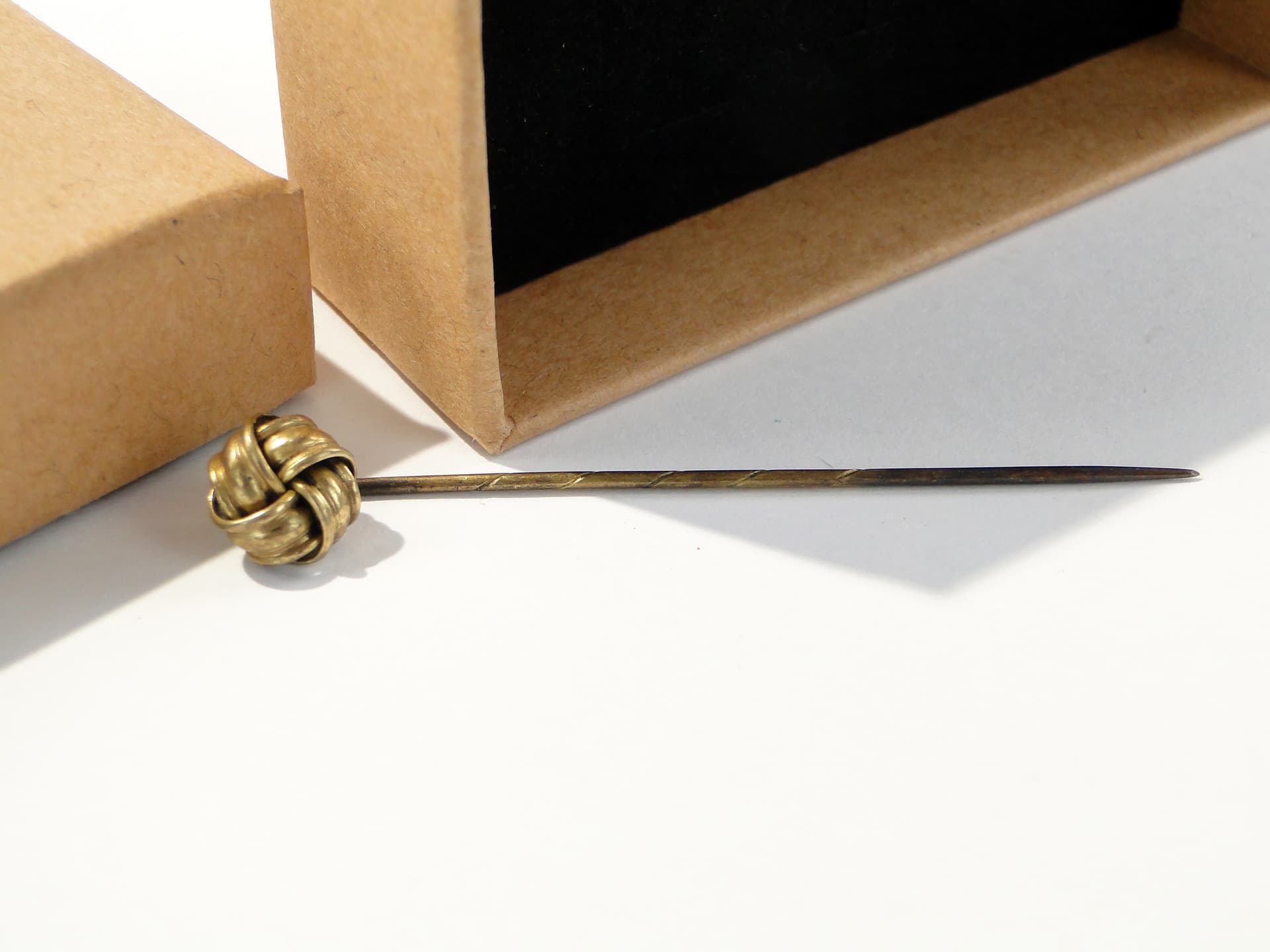 Szpilka dekoracyjna Art Nouveau, mosiądz złocony, Europa, początek XX w. - 159648