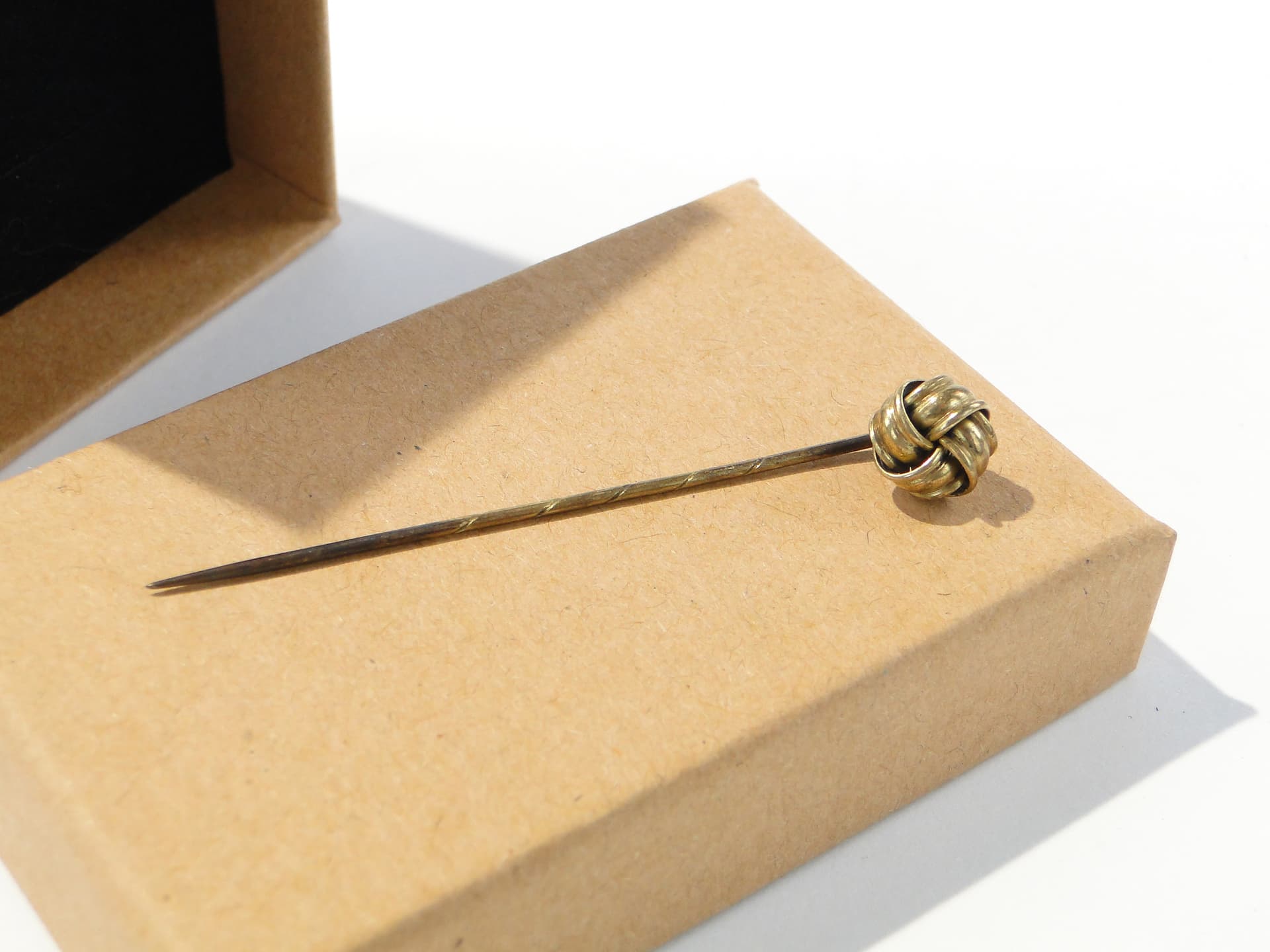 Szpilka dekoracyjna Art Nouveau, mosiądz złocony, Europa, początek XX w. - 159655