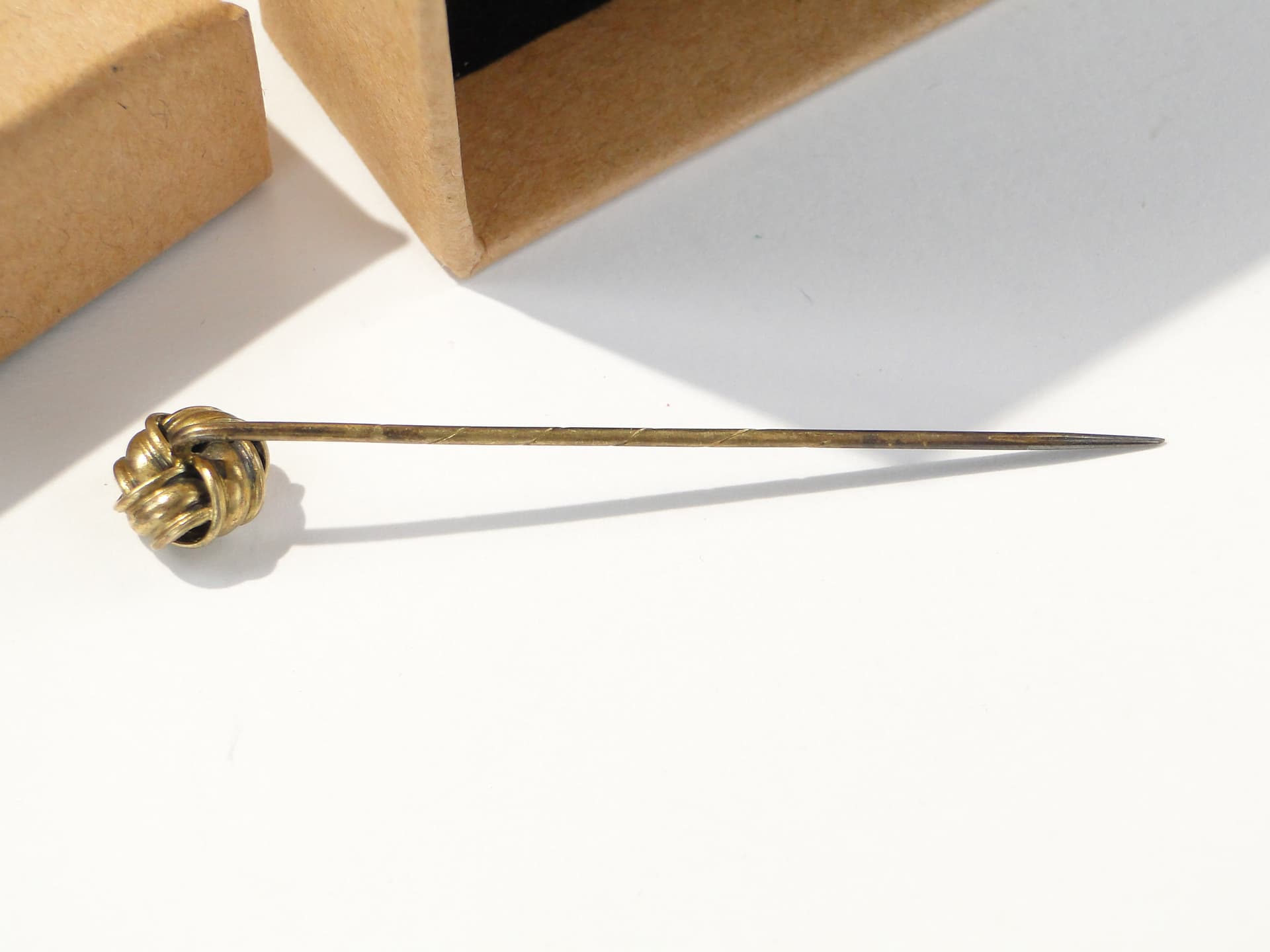 Szpilka dekoracyjna Art Nouveau, mosiądz złocony, Europa, początek XX w. - 159650