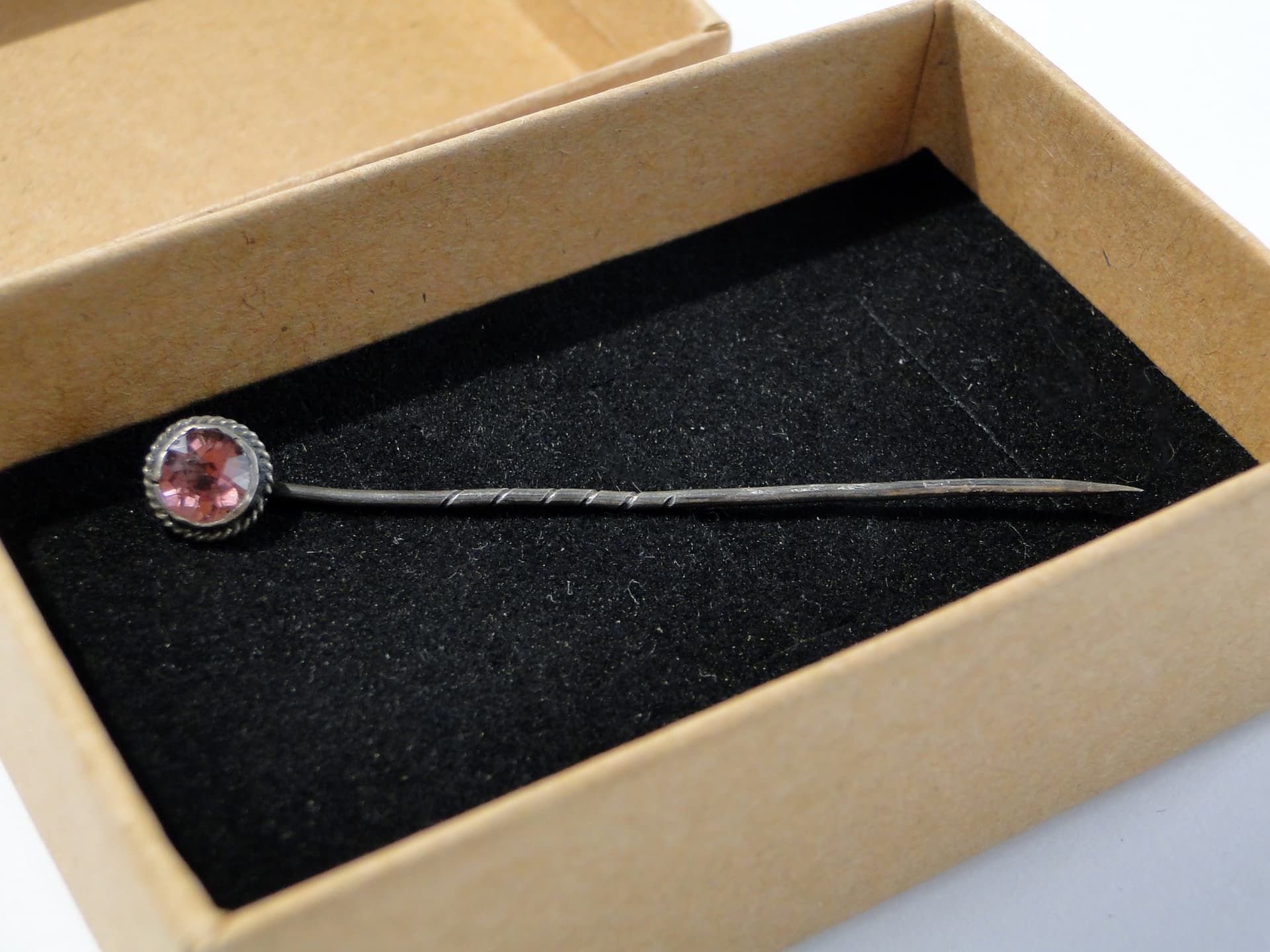 Szpilka dekoracyjna z przełomu wieku XIX i XX - 159738