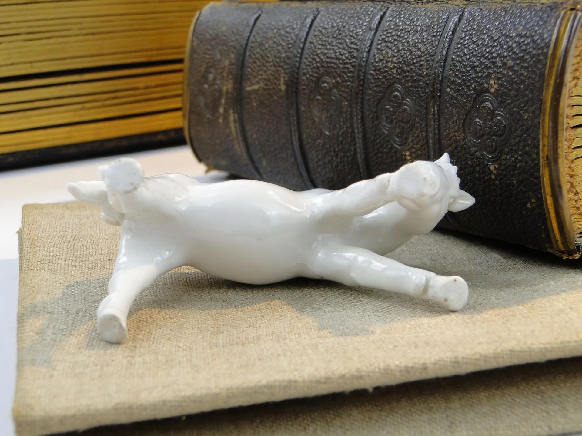 Figurka konika, porcelana biała, Anglia, początek XX w. - 10342