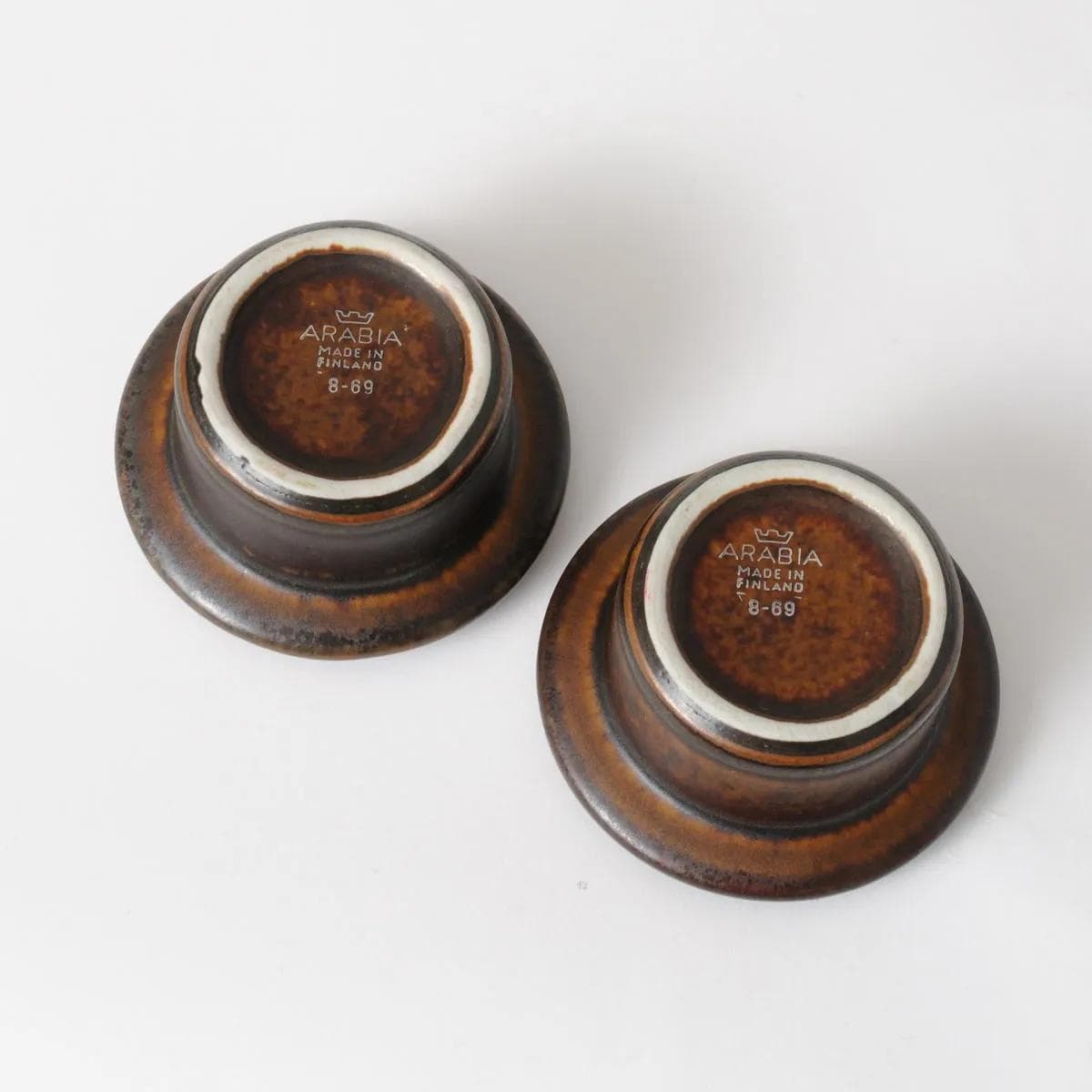 Pair of egg cups Ruska, dark brown stoneware, by U. Procopé, Arabia, Finland, 1960s. - 160284