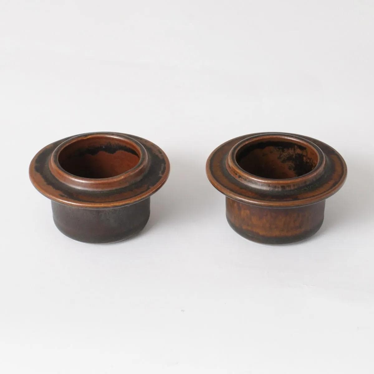 Pair of egg cups Ruska, dark brown stoneware, by U. Procopé, Arabia, Finland, 1960s. - 160282