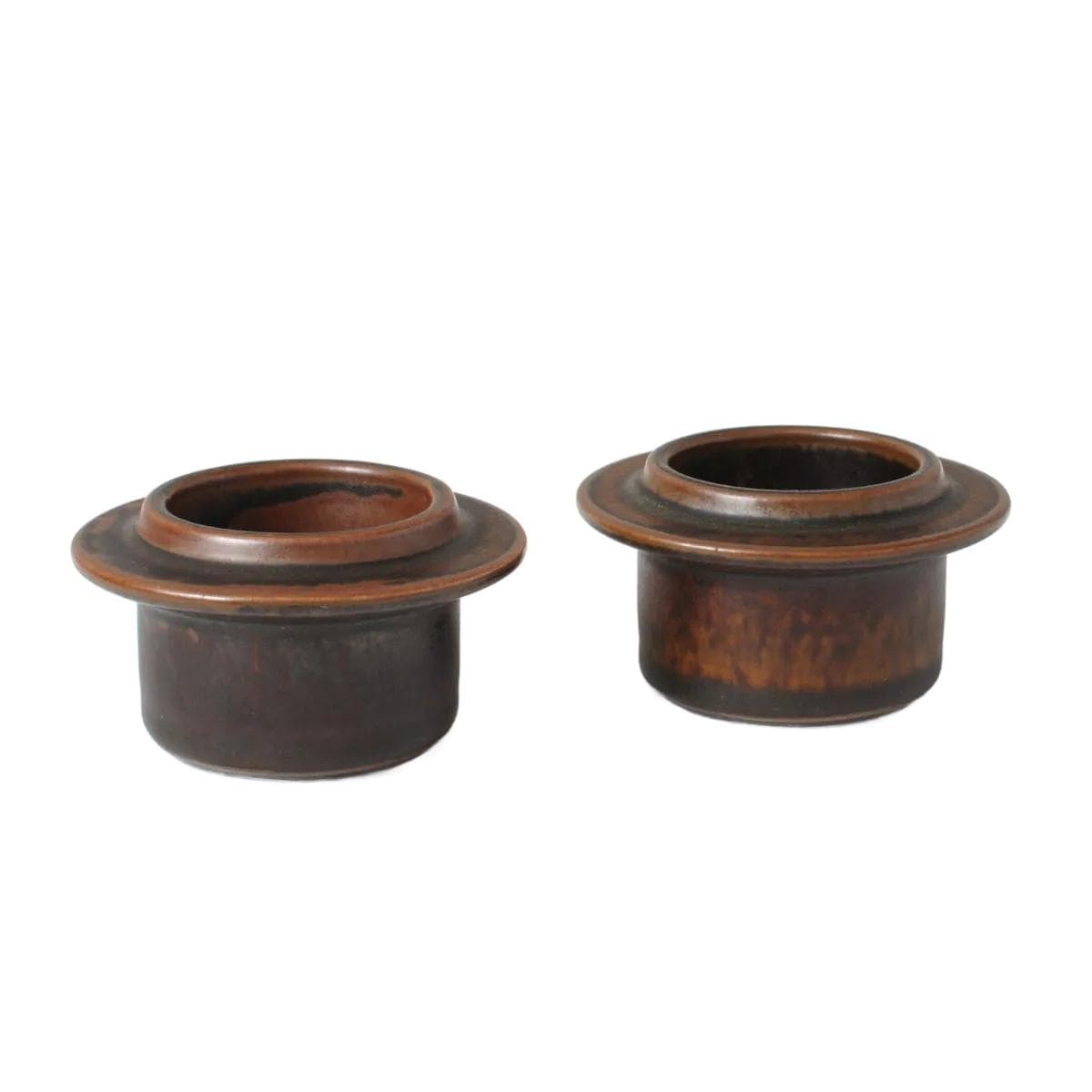 Pair of egg cups Ruska, dark brown stoneware, by U. Procopé, Arabia, Finland, 1960s.