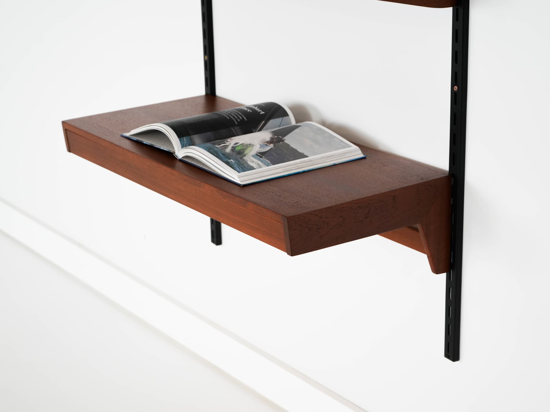 Regał systemowy, teak brązowy, metal czarny, proj. K. Kristiansen, Dania, lata 60. - 160857