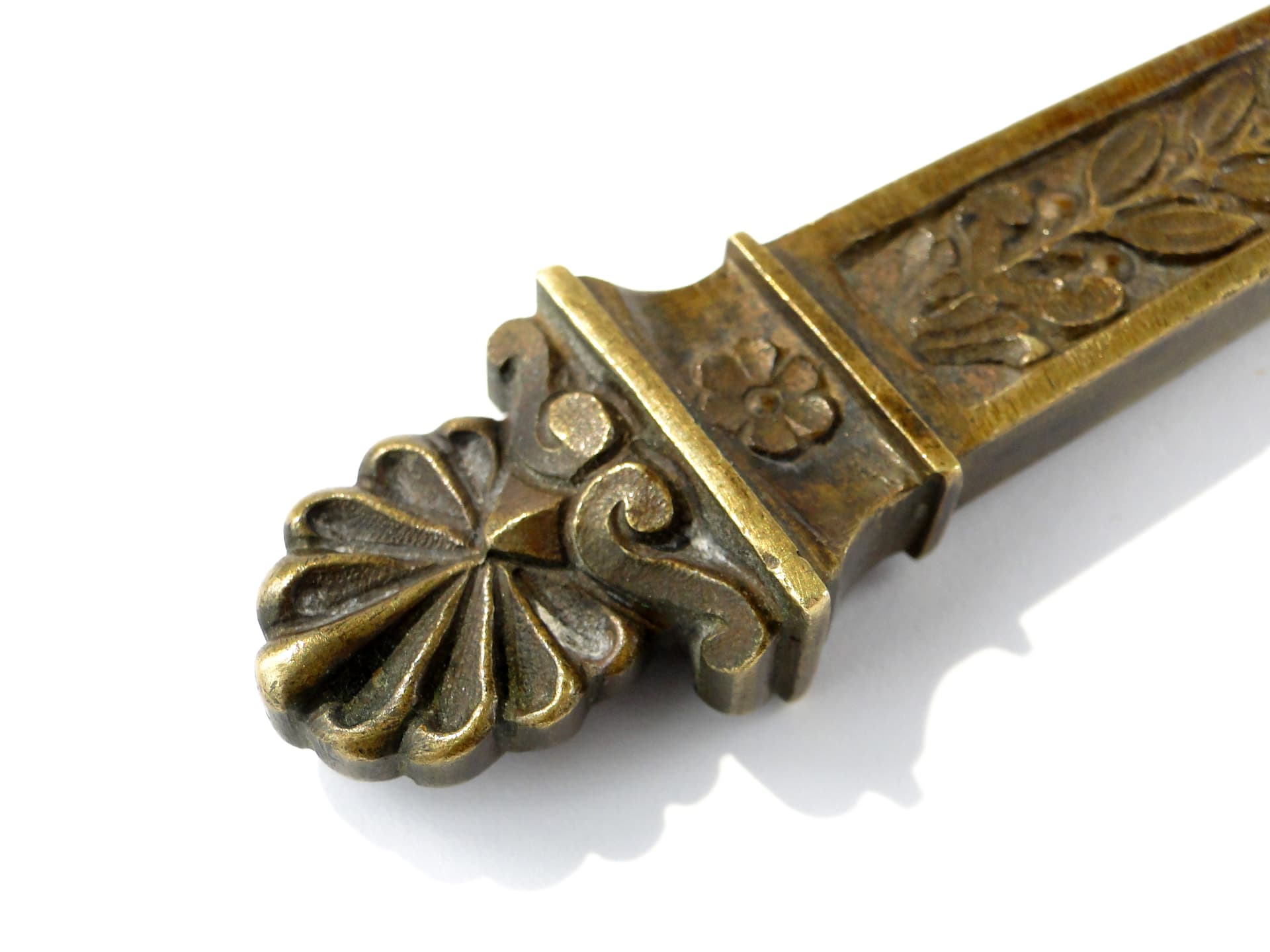 Eklektyczny nóż do listów z ornamentem akantowym, brąz, l.20. - 161250