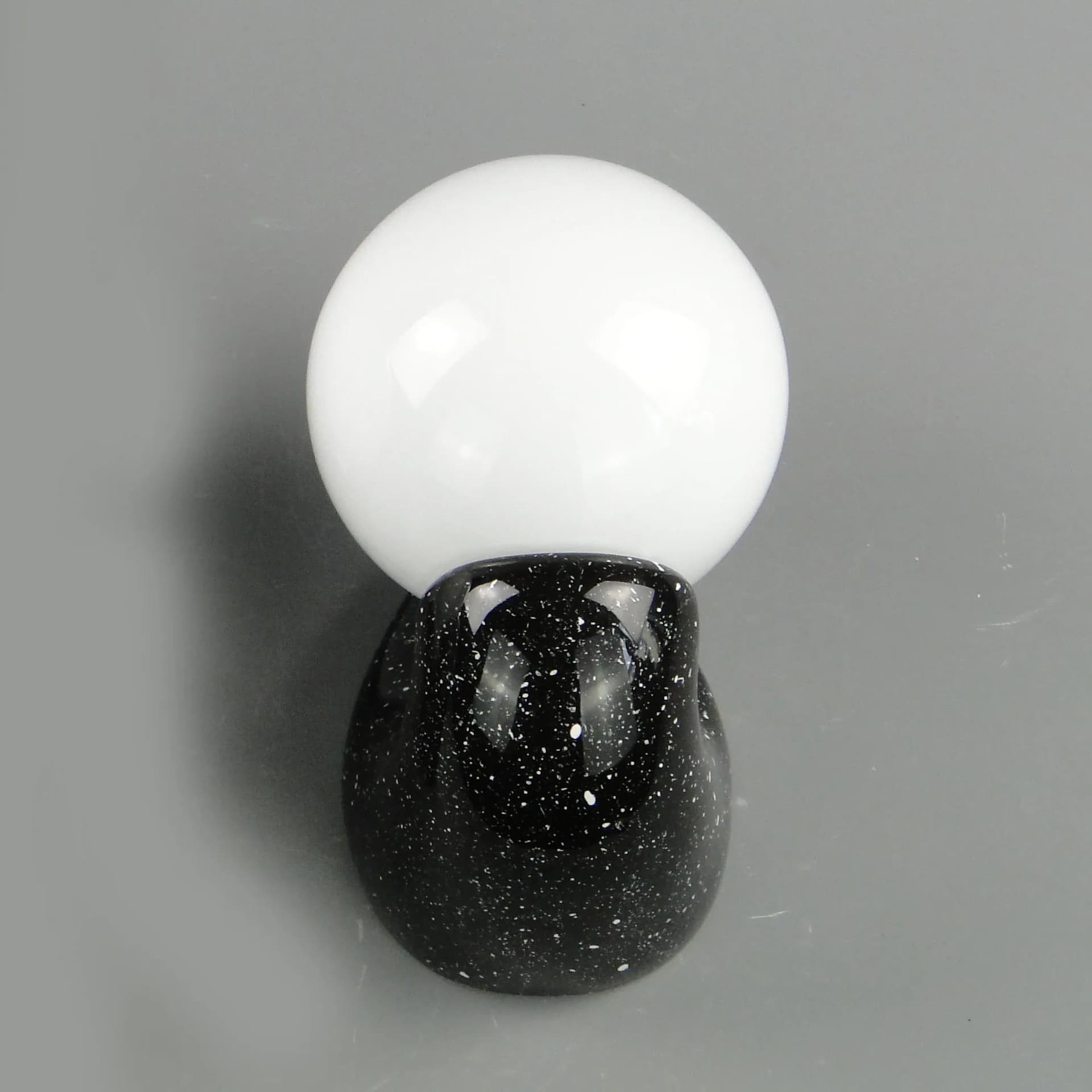 Kinkiet modernistyczny, ceramika czarna, szkło białe, Polska, lata 70. - 163774