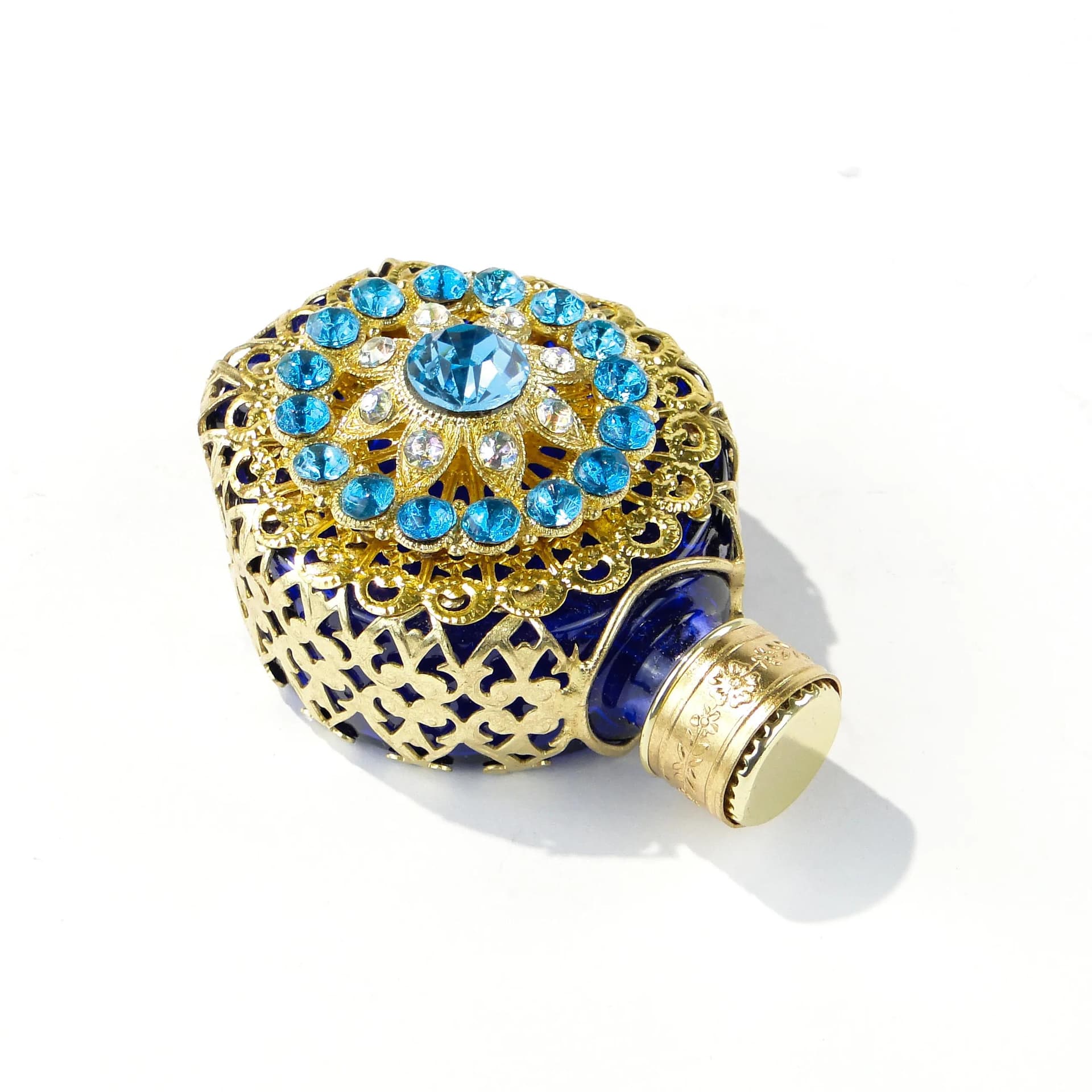 Flakon na perfumy, secesja, szkło kobaltowe, złocona koronka, wielobarwne kamienie, Czechosłowacja, lata 50. - 163769