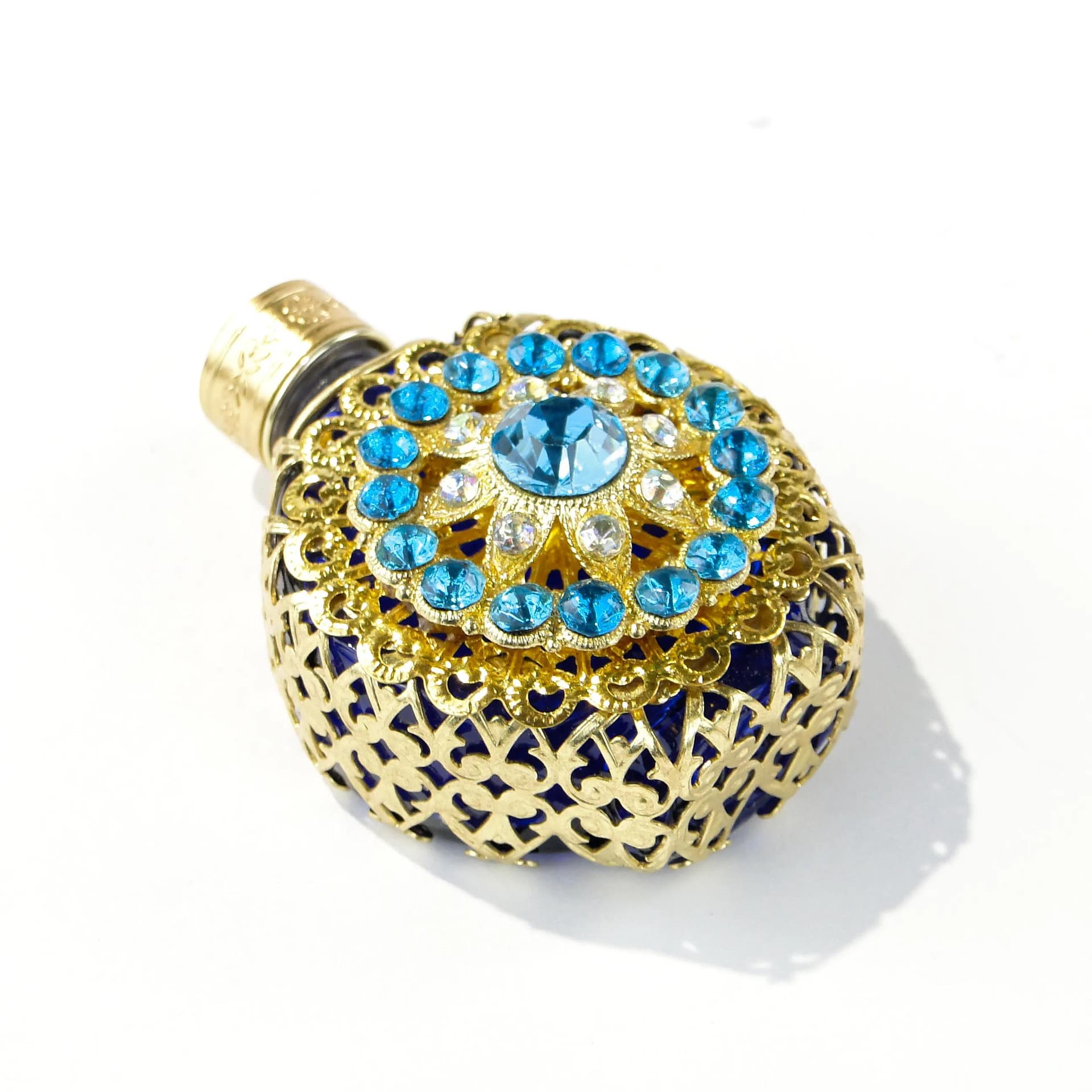 Flakon na perfumy, secesja, szkło kobaltowe, złocona koronka, wielobarwne kamienie, Czechosłowacja, lata 50. - 163770