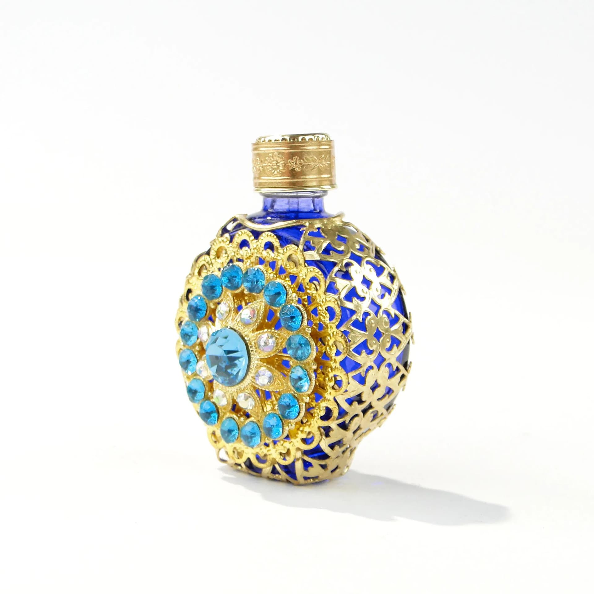 Flakon na perfumy, secesja, szkło kobaltowe, złocona koronka, wielobarwne kamienie, Czechosłowacja, lata 50. - 163767