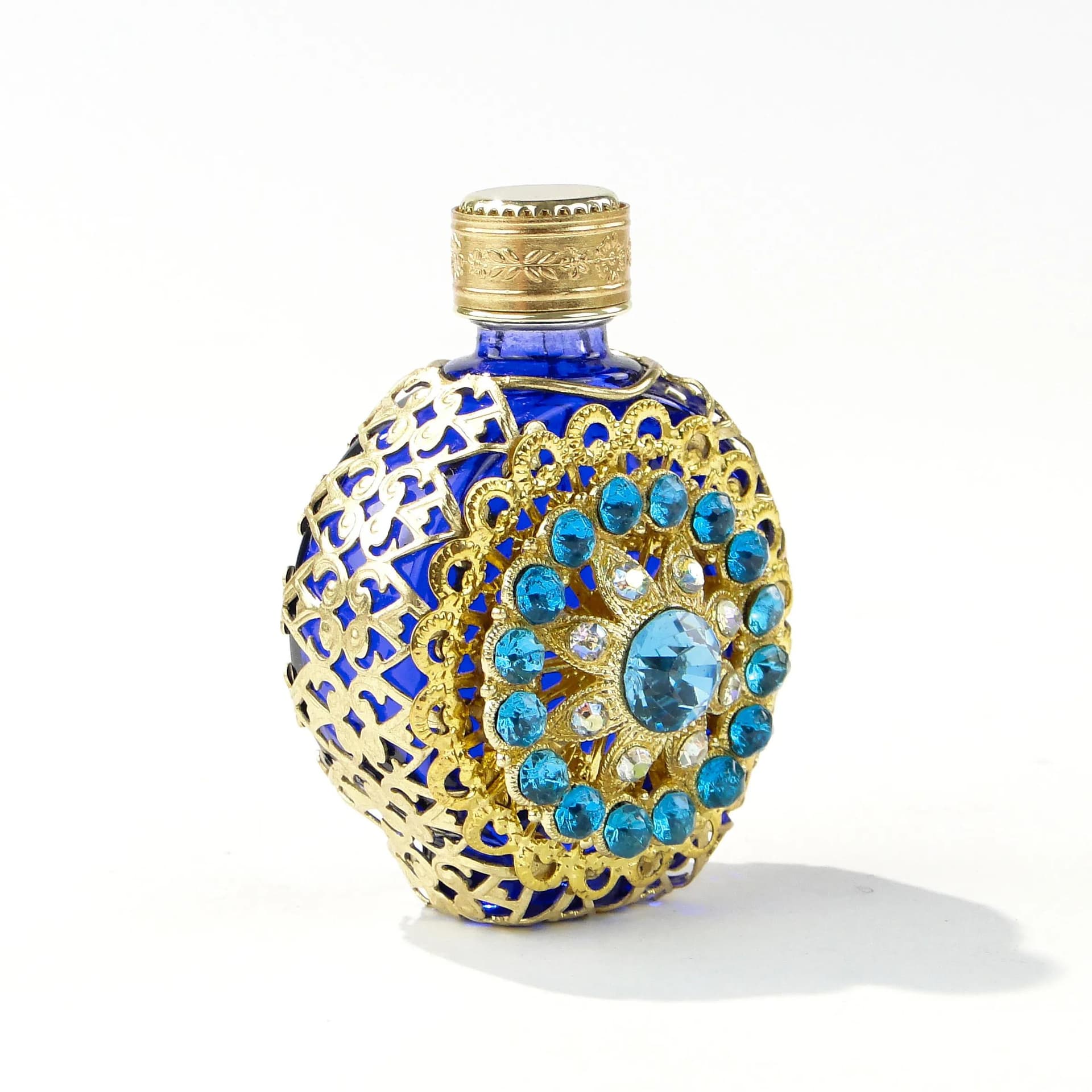 Flakon na perfumy, secesja, szkło kobaltowe, złocona koronka, wielobarwne kamienie, Czechosłowacja, lata 50. - 163766