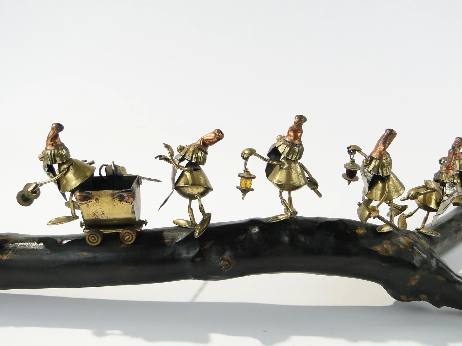 Rzeźba Baśń o królewnie i krasnoludkach, brąz ciemny, drewno, mosiądz, miedź, szkło, Polska, lata 60. - 163758