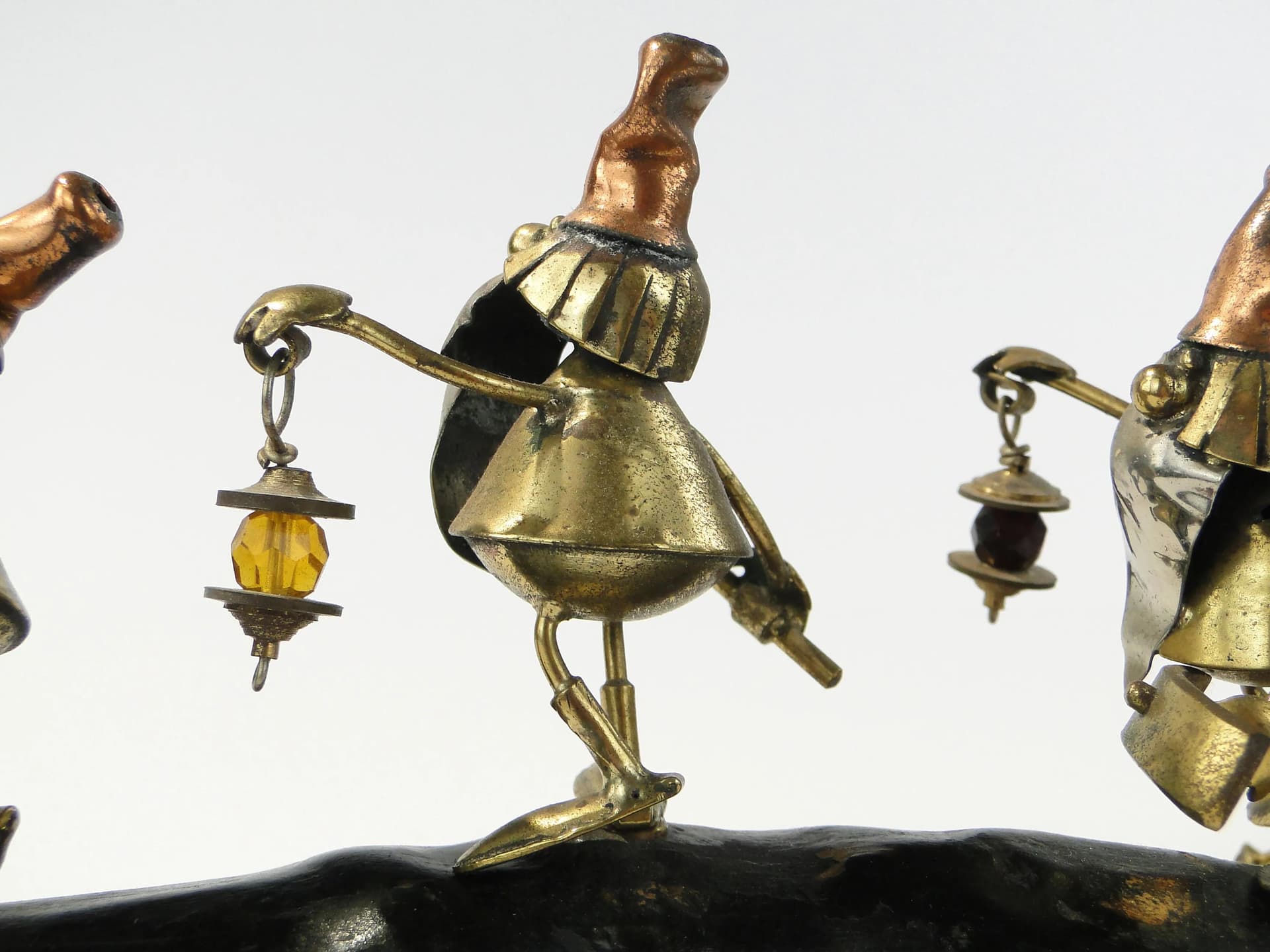 Rzeźba Baśń o królewnie i krasnoludkach, brąz ciemny, drewno, mosiądz, miedź, szkło, Polska, lata 60. - 163763