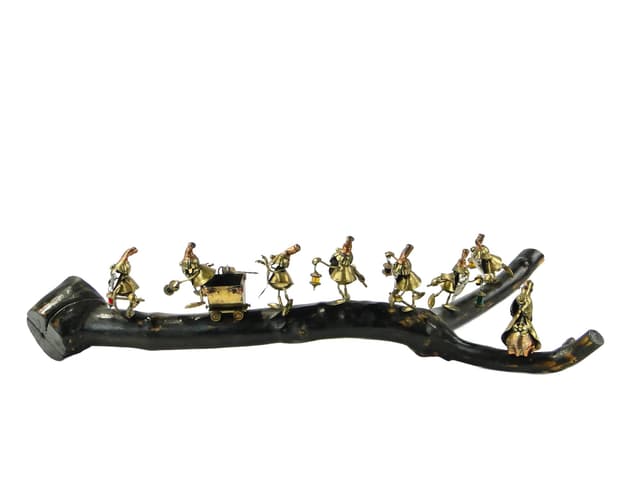 Rzeźba Baśń o królewnie i krasnoludkach, brąz ciemny, drewno, mosiądz, miedź, szkło, Polska, lata 60. - WYMIARY