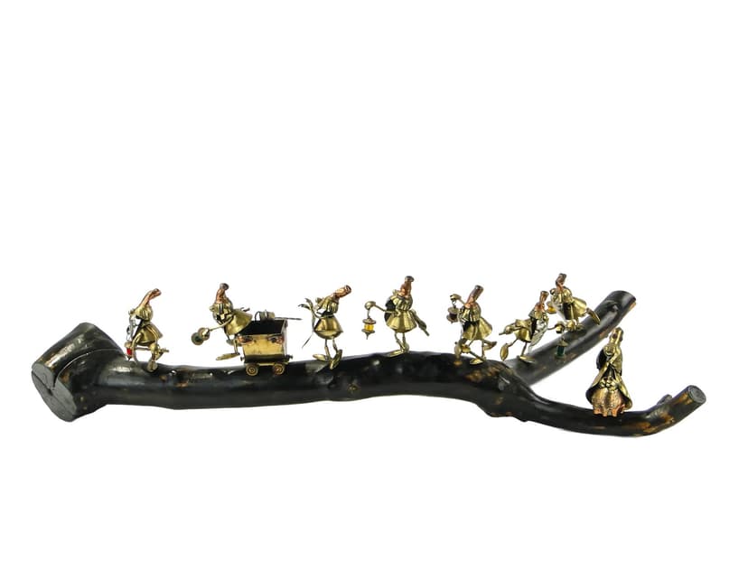 Rzeźba Baśń o królewnie i krasnoludkach, brąz ciemny, drewno, mosiądz, miedź, szkło, Polska, lata 60.