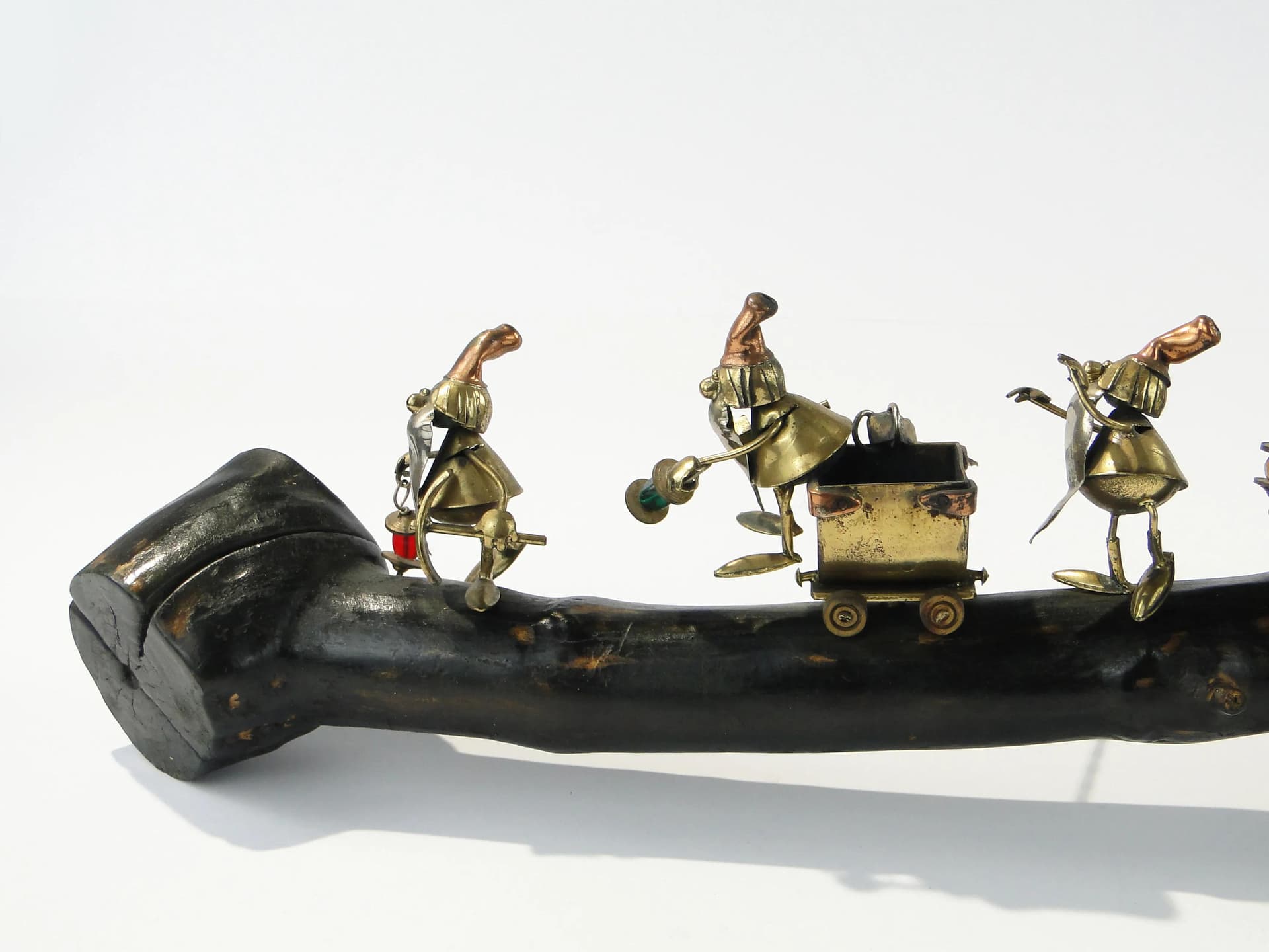 Rzeźba Baśń o królewnie i krasnoludkach, brąz ciemny, drewno, mosiądz, miedź, szkło, Polska, lata 60. - 163757