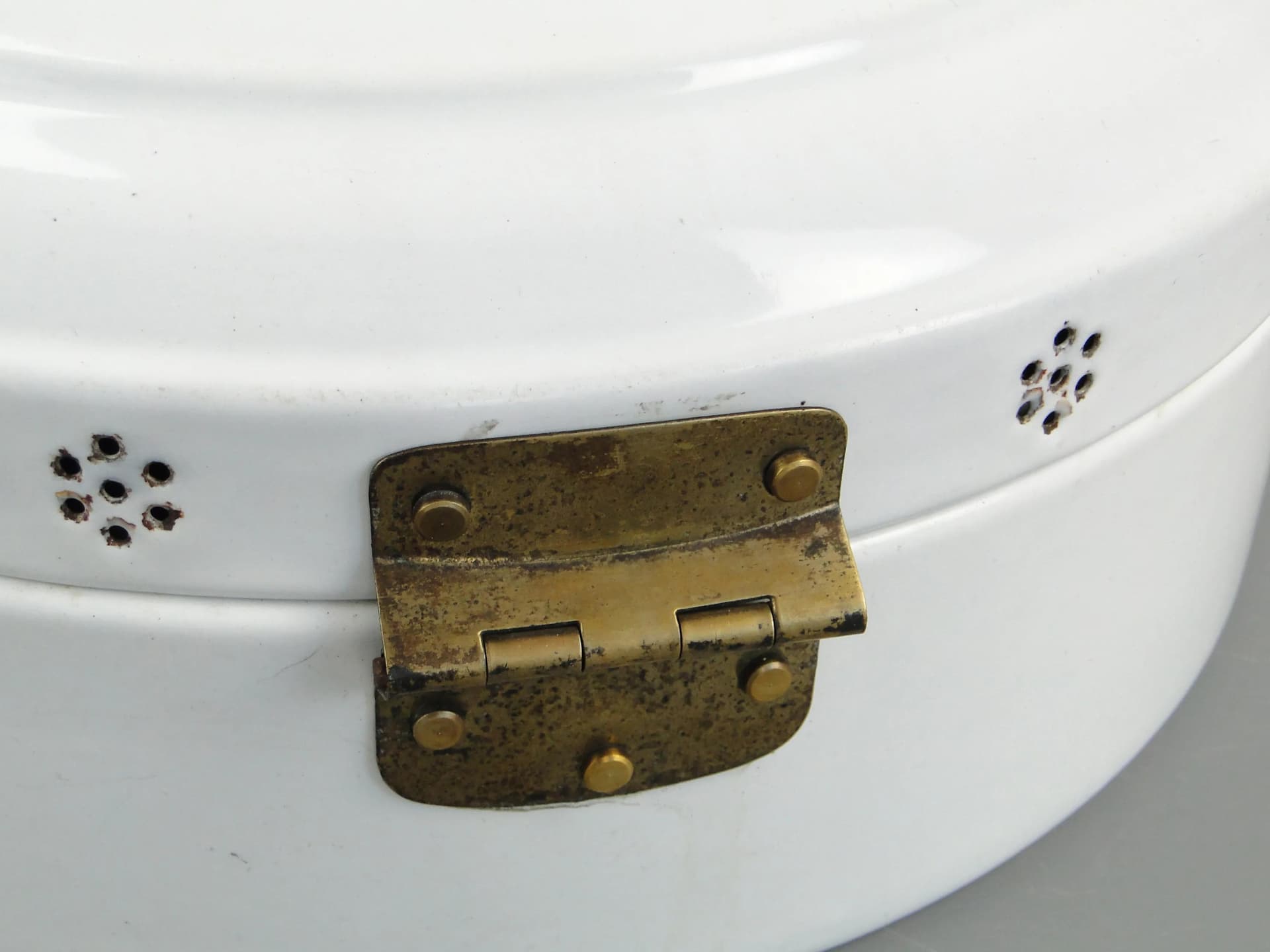 Cylindrical bread box, white enameled metal, Poland, 1930s. - 163734