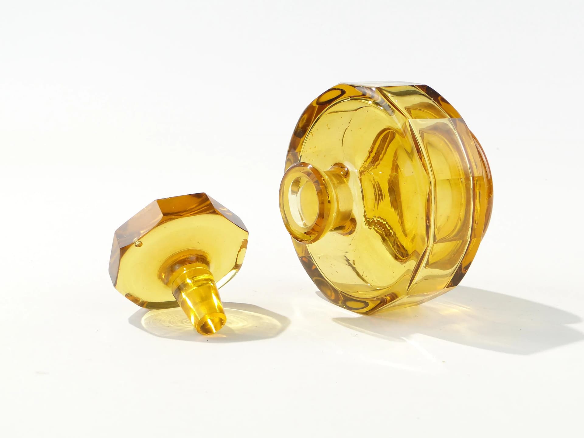 Karafka cylindryczna art deco, żółty kryształ, Moser, Czechy, lata 30. - 163680