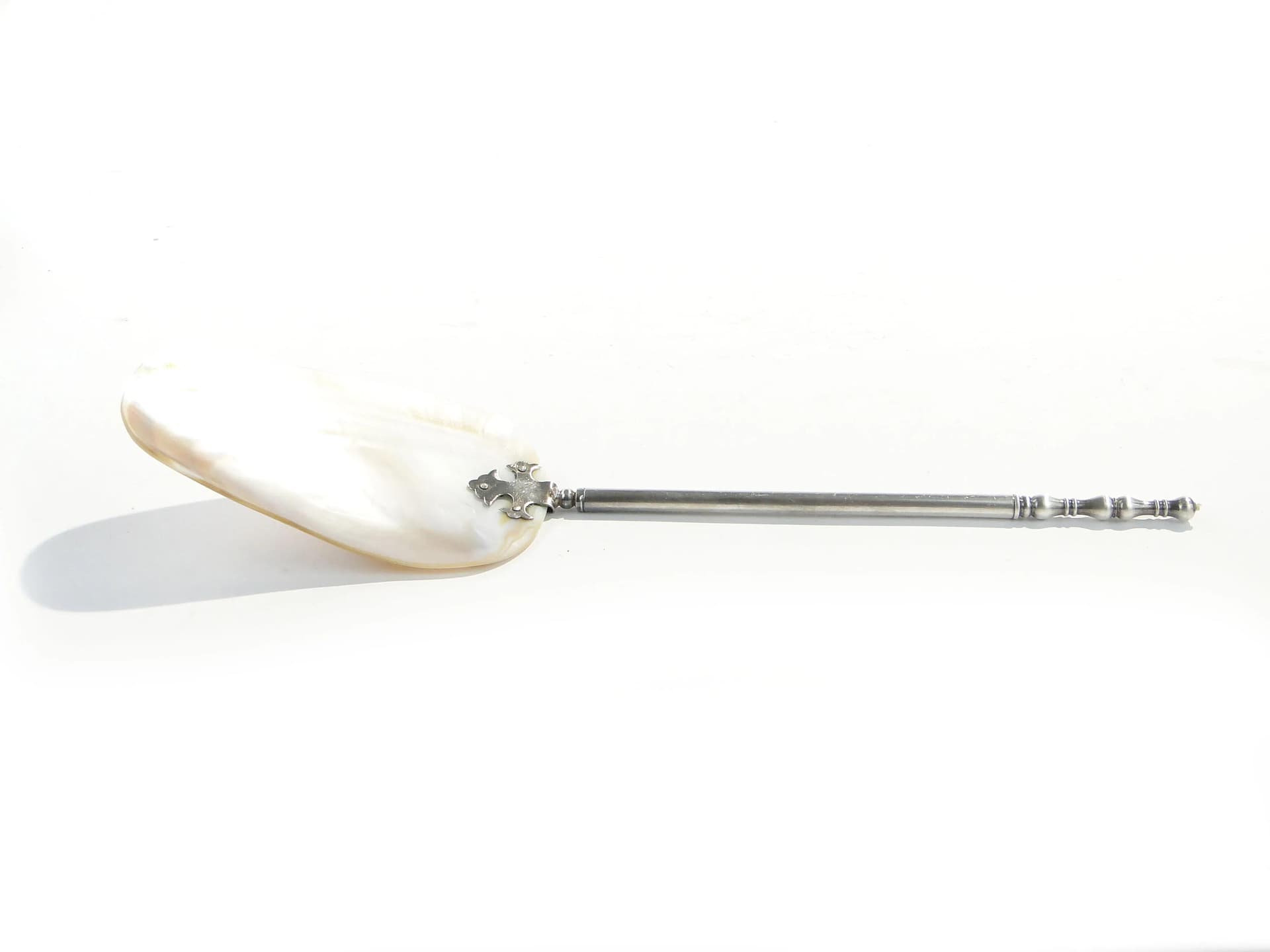 Caviar spoon, beige shell, silver-plated brass, Austria, 19th c. - 163578