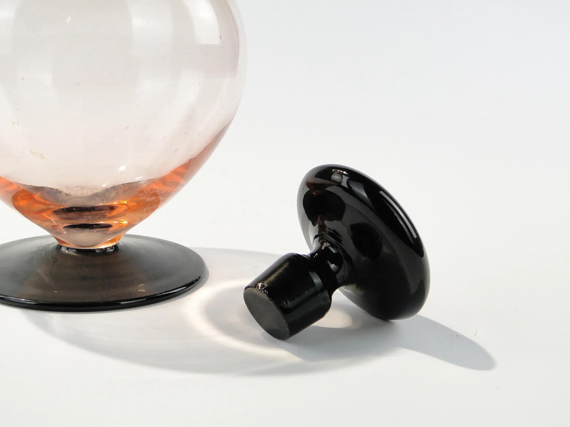 Karafka Art Deco, szkło różowy, Polska, lata 30. - 163305