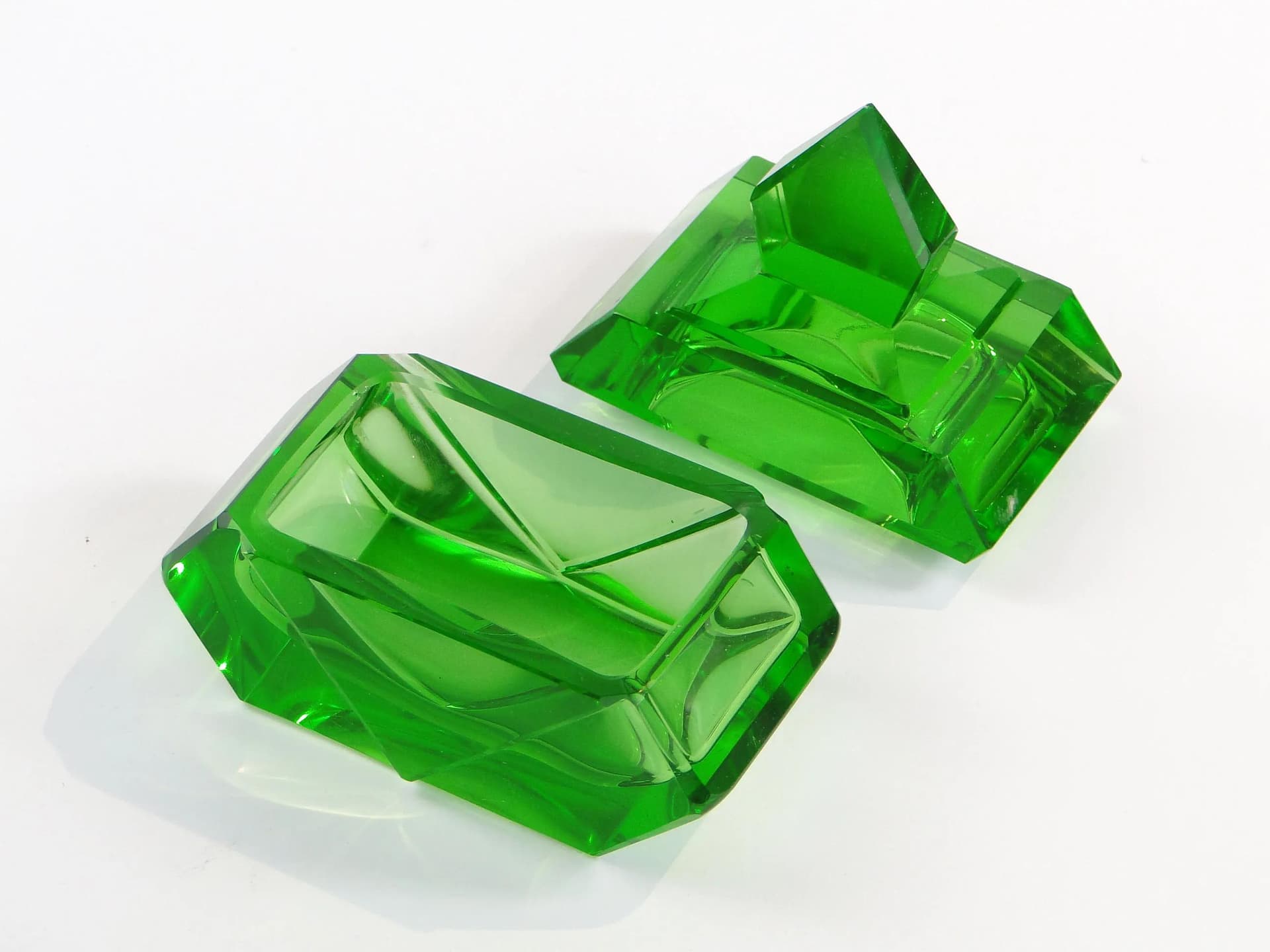 Bomboniera art déco, szmaragd szkło kryształowe, Moser, Czechosłowacja, lata 30. - 10459