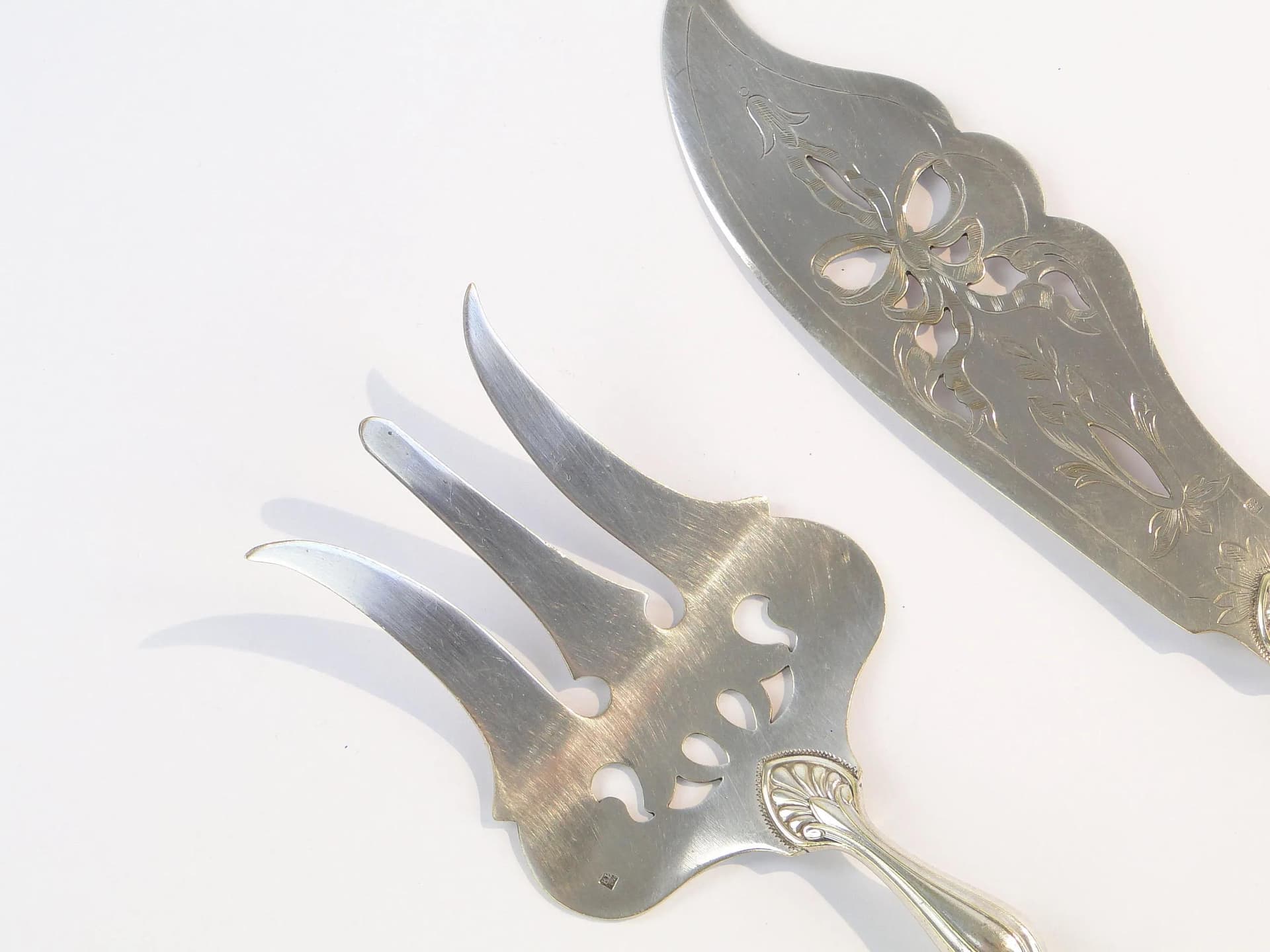 Srebrne sztućce środka stołu z ornamentami roślinnymi, Francja, lata 80. XIX w. - 10612