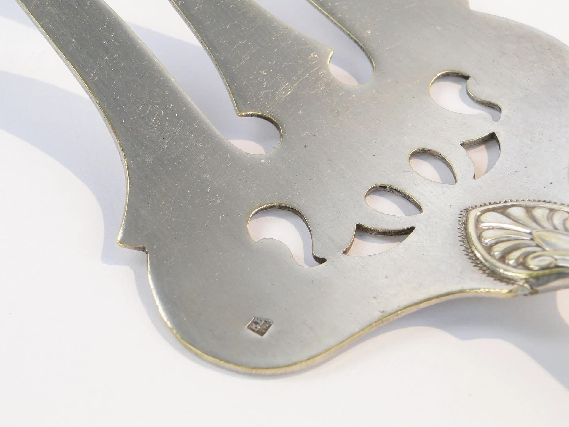 Srebrne sztućce środka stołu z ornamentami roślinnymi, Francja, lata 80. XIX w. - 10611