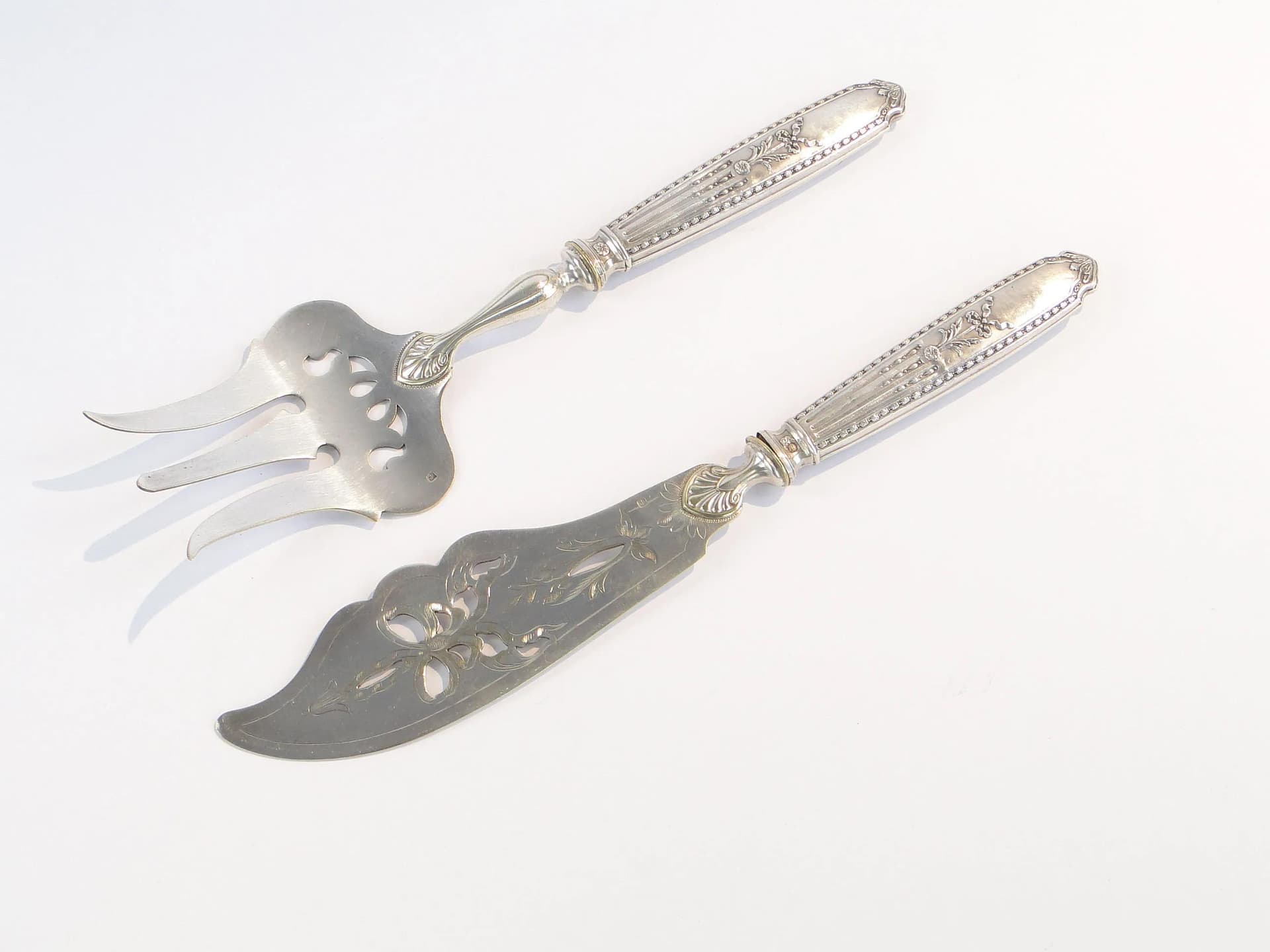 Srebrne sztućce środka stołu z ornamentami roślinnymi, Francja, lata 80. XIX w. - 10615