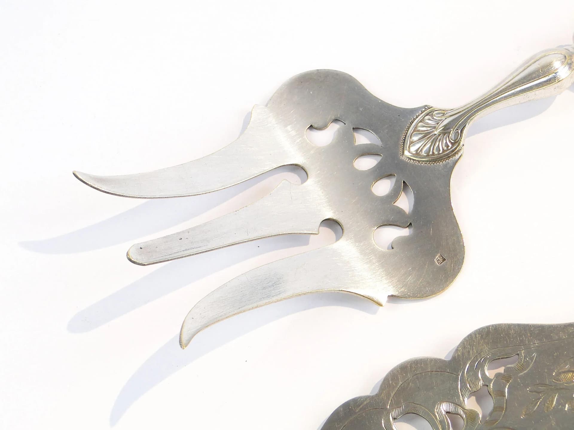 Srebrne sztućce środka stołu z ornamentami roślinnymi, Francja, lata 80. XIX w. - 10616