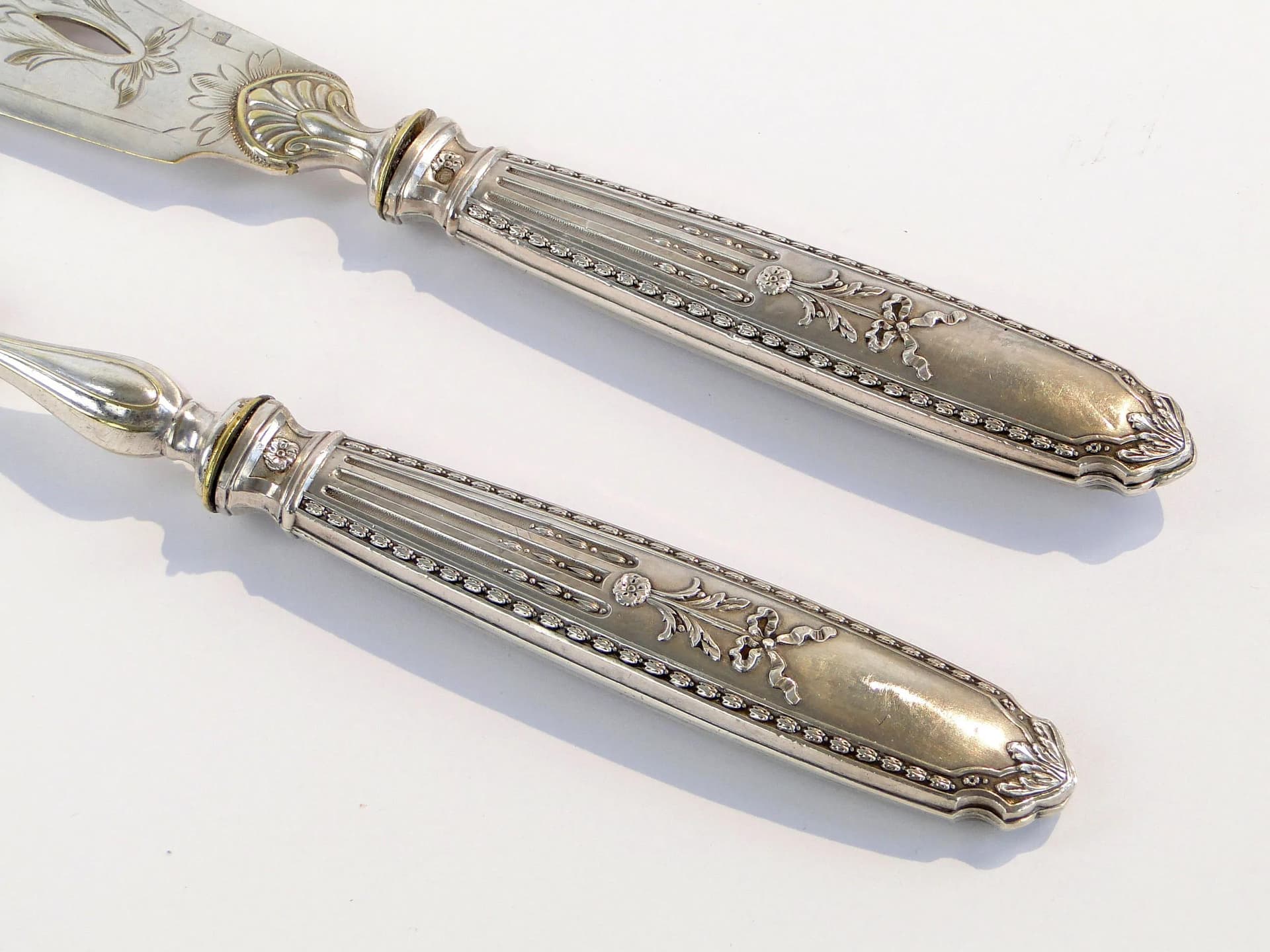 Srebrne sztućce środka stołu z ornamentami roślinnymi, Francja, lata 80. XIX w. - 10613