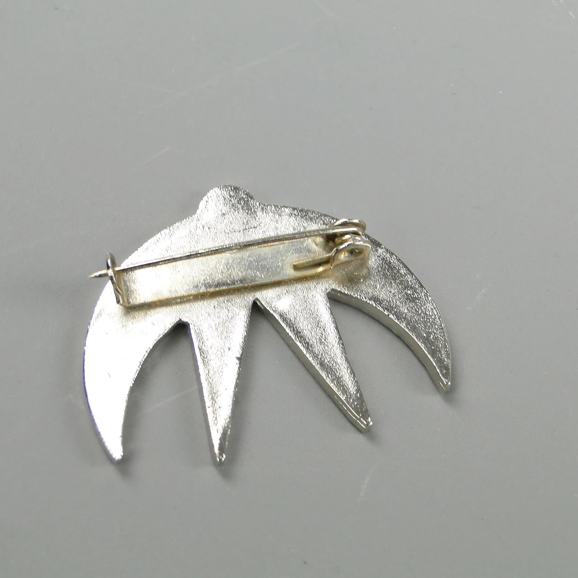 Broszka Pierwsza jaskółka, multicolor, biały metal emaliowany, proj. J. Treutler, Polska, lata 60. - 163028