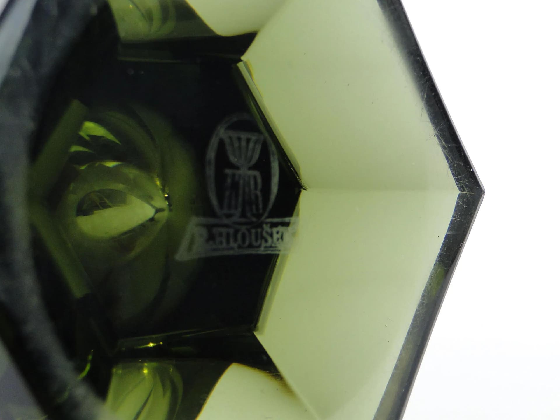 Wazon tulipan, oliwkowy, kryształ, proj. R. Hlouszek, dla Ludwik Moser & Sohne, Czechy, lata 30. - 10572