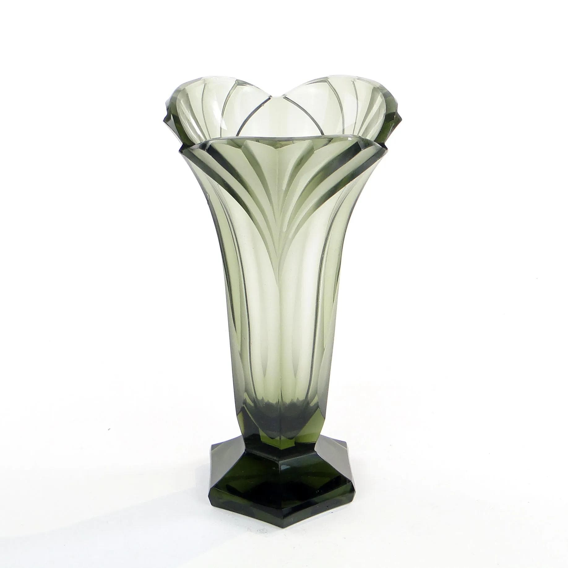 Wazon tulipan, oliwkowy, kryształ, proj. R. Hlouszek, dla Ludwik Moser & Sohne, Czechy, lata 30. - 10564