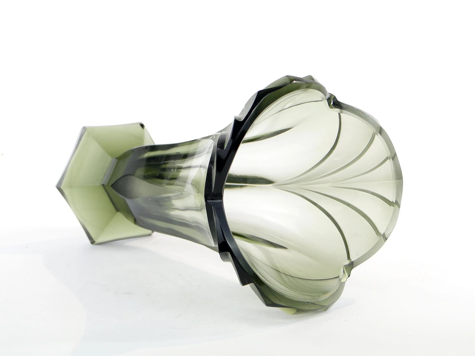 Wazon tulipan, oliwkowy, kryształ, proj. R. Hlouszek, dla Ludwik Moser & Sohne, Czechy, lata 30. - 10570