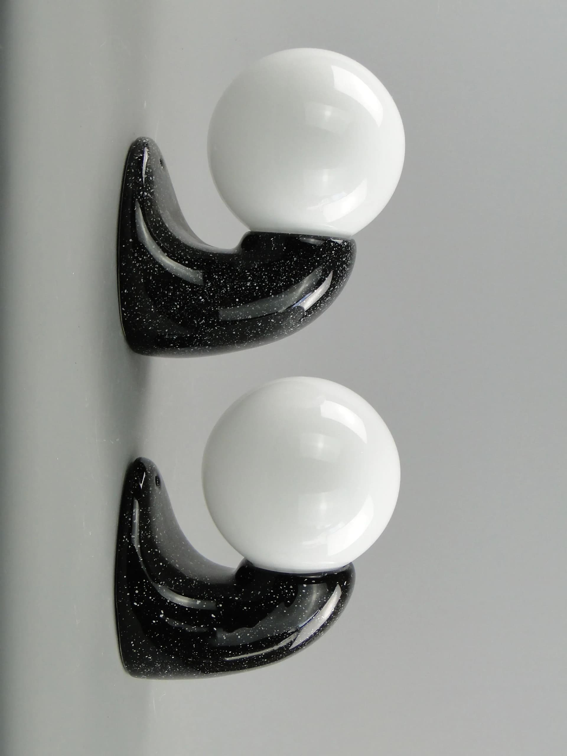 Para kinkietów Space Age, ceramika czarna, szkło białe, Polska, lata 70. - 162785